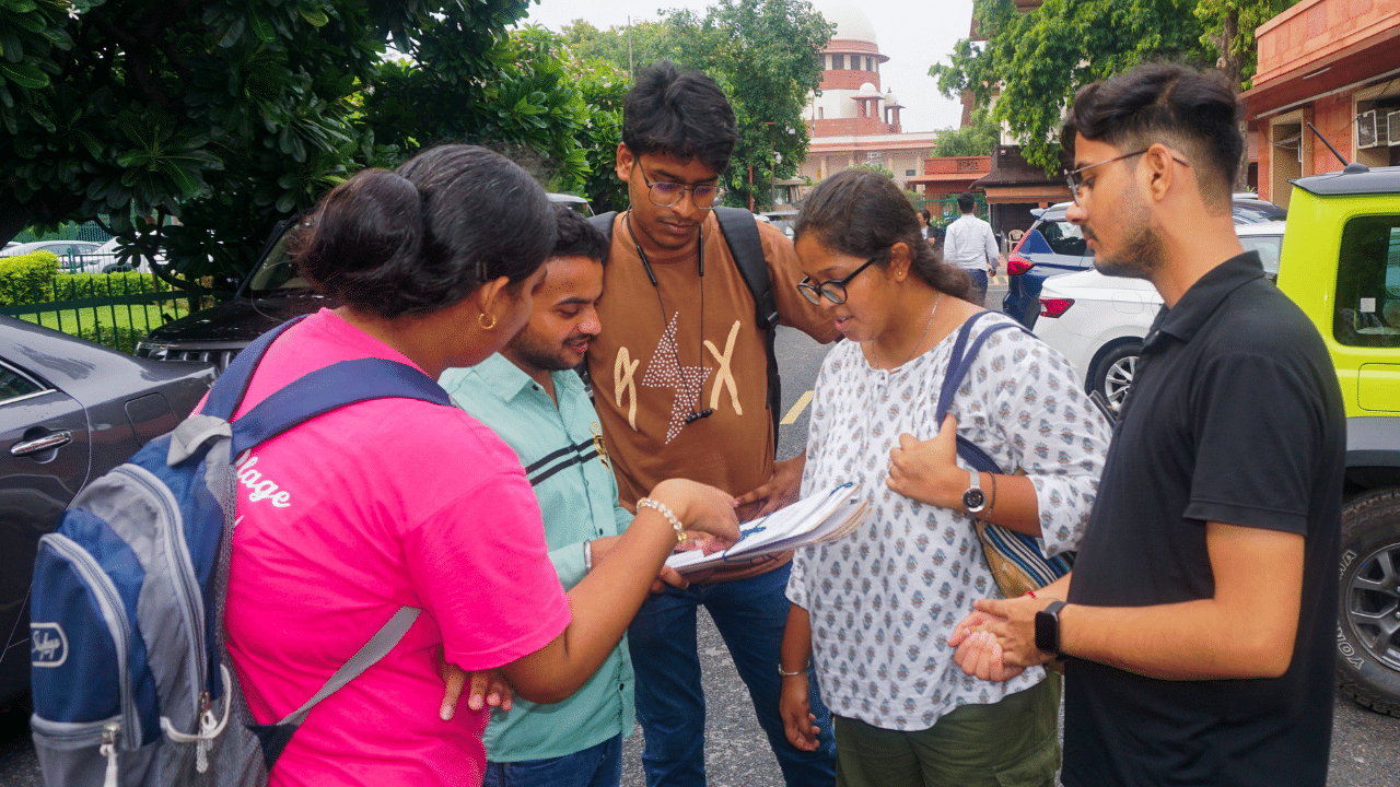 ഫലം റിലീസ് ചെയ്തു കഴിഞ്ഞാൽ, ഉദ്യോഗാർത്ഥികൾക്ക് രജിസ്ട്രേഷൻ നമ്പറും ജനനത്തീയതിയും പോലുള്ള അവരുടെ ലോഗിൻ ക്രെഡൻഷ്യലുകൾ ഉപയോഗിച്ചു ഫലം അറിയാം. (Image - getty images/ PTI)
