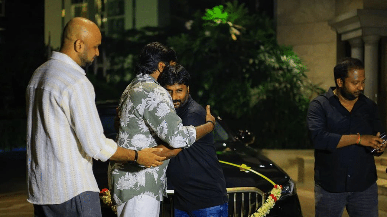 ചിത്രം നൂറ് ദിനം പിന്നിട്ടതിന്റെ സന്തോഷത്തിലാണ് നിർമാതാക്കളുടെ സമ്മാനം. തീയറ്ററിൽ വിജയം കൊയ്ത ചിത്രം പിന്നീട് ഒടിടിയിലും എത്തിയിരുന്നു. നെറ്റ്ഫ്ലിക്സിലൂടെ എത്തിയ ചിത്രത്തിന് ഉത്തരേന്ത്യയിൽ നിന്നടക്കം നല്ല അഭിപ്രായമാണ് ലഭിച്ചത്. (Image Credits: Nithilan Saminathan Instagram)