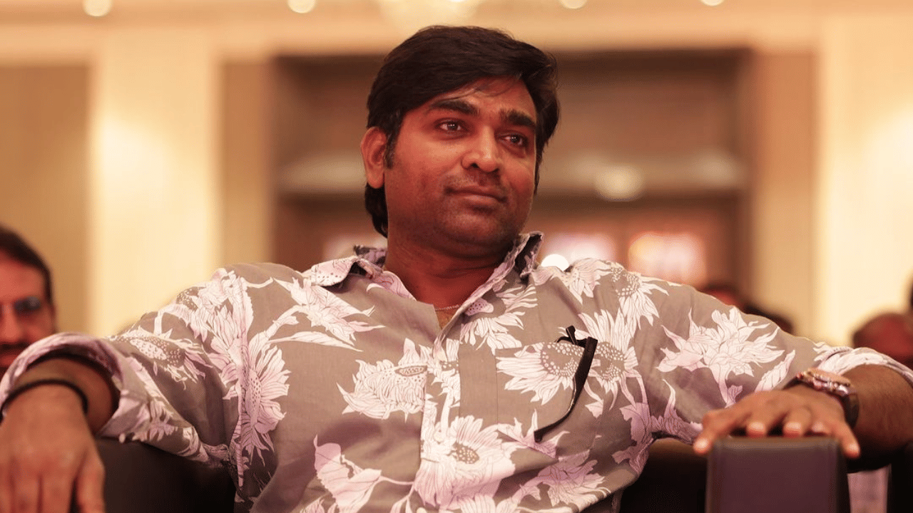 നടൻ വിജയ് സേതുപതിയുടെ കരിയറിലെ 50-ാമത് ചിത്രമായിരുന്നു 'മഹാരാജ'. ആക്ഷൻ ത്രില്ലർ ഗണത്തിൽ പെട്ട ചിത്രത്തിന്, റിലീസായ ആദ്യ നാളുകൾ മുതൽ തന്നെ നല്ല പ്രതികരണമാണ് പ്രേക്ഷകരിൽ നിന്നും ലഭിച്ചത്. വൈകാതെ തന്നെ ചിത്രം 100 കോടി ക്ലബ്ബിൽ ഇടം നേടുകയും ചെയ്തു. (Image Credits: The Route Official Instagram)