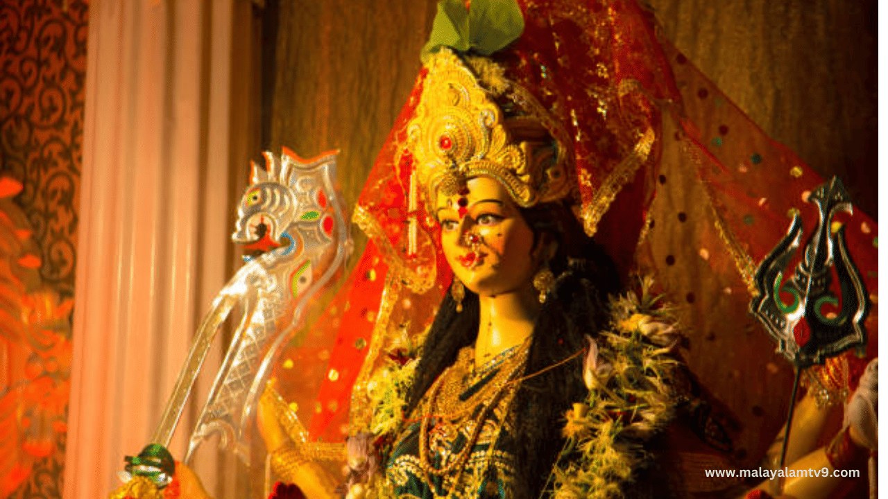 ദുഷ്ടനിഗ്രഹം നടത്തിയ ദേവിയെ ആരാധിക്കുന്ന ഉൽ‌സവമായാണ് ഇന്ത്യയുടെ വിവിധ ഭാഗങ്ങളിൽ നവരാത്രി ആഘോഷിക്കുന്നത്. ദുർഗാഷ്ടമിദിനത്തിൽ സരസ്വതീ ദേവിയെ സങ്കൽപ്പിച്ചാണ് പൂജവയ്‌ക്കുന്നത്. വിദ്യാർത്ഥികൾ അവരുടെ പഠന സാമഗ്രികളാണ് പൂജവയ്‌ക്കുന്നത്. എന്നാൽ ജോലി ചെയ്യുന്നവർ അവരുടെ വസ്തുക്കൾ, ആയുധങ്ങൾ എന്നിവയാണ് പൂജ വയ്‌ക്കുന്നത്. (Image Credits: Gwttyimages)
