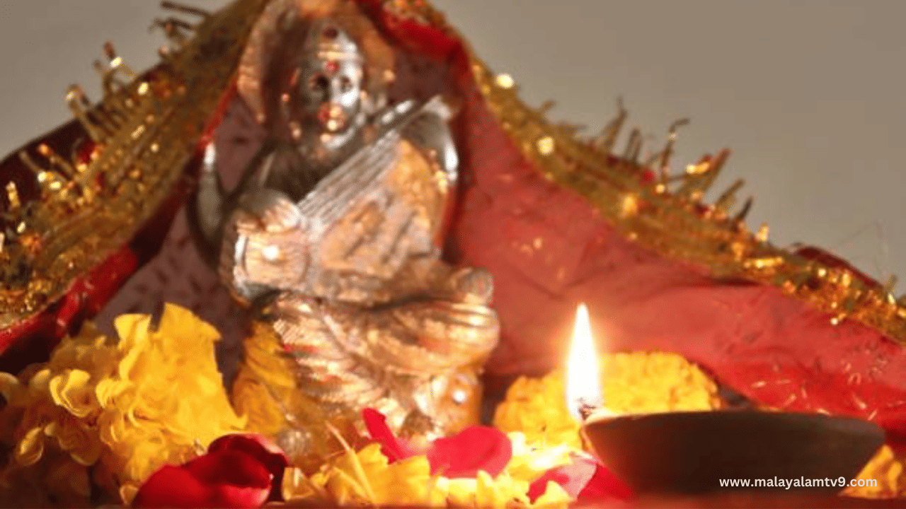  ആളുകൾ ദുർഗാദേവിയെ ആരാധിക്കുകയും ഉപവാസം അനുഷ്ഠിക്കുകയും ചെയ്യുന്ന നാളുകളാണ് നവരാത്രി. ധാന്യങ്ങൾ, പഴവർഗ്ഗങ്ങൾ, പച്ചക്കറികൾ എന്നീ സാത്വികഭക്ഷണം മാത്രം കഴിച്ചാണ് നവരാത്രി വ്രതം സാധാരണയായി അനുഷ്ഠിക്കാറുള്ളത്. (Image Credits: Gettyimages) 
