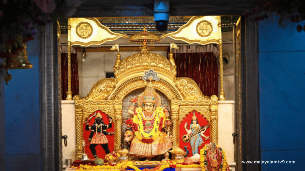 അപ്പോളിതാ രാഹു-കേതു എന്നീ രണ്ടു രാക്ഷസന്മാർ ദേവരൂപം സ്വീകരിച്ച് അമൃത് കുടിക്കുകയും ചതി മനസ്സിലാക്കിയ മഹാവിഷ്ണു സുദർശന ചക്രത്താൽ രണ്ടു രാക്ഷസൻമാരുടേയും തല ഉടലിൽ നിന്നും വേർപെടുത്തുകയും ചെയ്തു. അങ്ങനെ ഇരുവരുടേയും രക്തത്തിന്റെ ഏതാനും തുള്ളികൾ നിലത്ത് വീണ് അതിൽ നിന്ന് വെളുത്തുള്ളിയും ഉള്ളിയും ഉത്ഭവിച്ചു എന്നാണ് വിശ്വാസം. (Image Credits: Gettyimages)