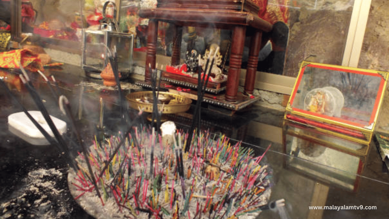 സാധാരണ രീതിയിൽ ഒമ്പത് രാത്രി കഴിഞ്ഞ് പത്താം ദിവസമാണ് വിജയദശമി വരുന്നത്. എന്നാൽ ഇത്തവണ ഓരോ തിഥിയിലെയും നാഴിക വിനാഴികയിലെ വ്യത്യാസം കാരണം വിജയദശമി പതിനൊന്നാം ദിവസമാണ് വന്നെത്തുന്നത്. അതിനാൽ ഒക്ടോബർ 10ന് വൈകിട്ടാണ് പൂജവയ്ക്കുന്നത്. (Image Credits: Gwttyimages)