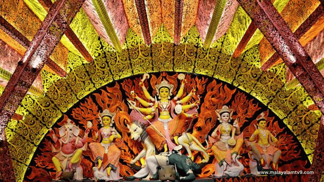 സ്വന്തം വീട്ടിലോ ക്ഷേത്രങ്ങളിലോ പ്രത്യേകം ഇടങ്ങൾ ഒരുക്കിയാണ് പൂജവയ്‌ക്കേണ്ടത്.  2024 ഒക്ടോബർ മൂന്നാം തീയതി വ്യാഴാഴ്ചയായിരുന്നു ശുക്ലപക്ഷ പ്രഥമ തിഥി. അന്നാണ് നവരാത്രി ആഘോഷങ്ങൾക്ക് ആരംഭമായത്.  (Image Credits: Gwttyimages)