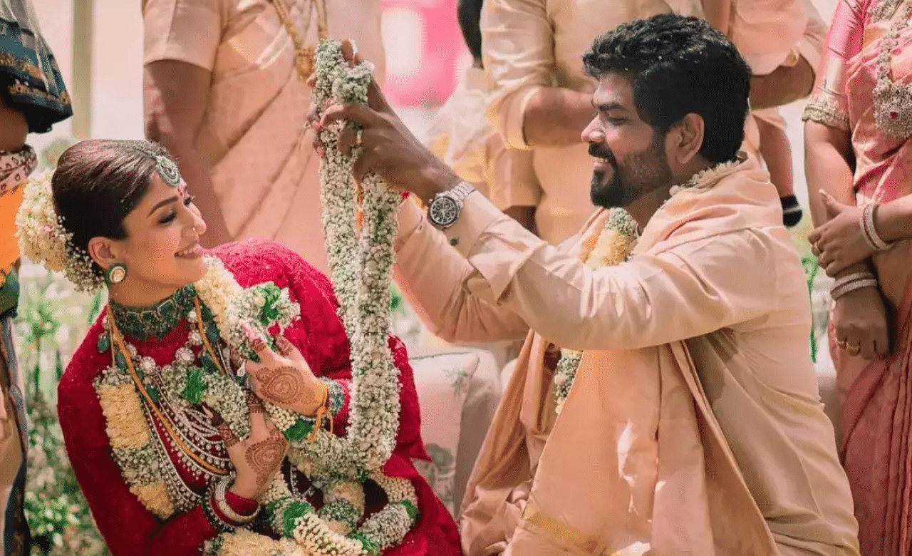 നയൻതാരയുടെയും സംവിധായകൻ വിഘ്നേഷ് ശിവന്റെയും പ്രണയവും വിവാഹവും ഉൾപ്പെടെയുള്ള സുന്ദര നിമിഷങ്ങളും ഡോക്യുമെന്ററിയിൽ ഉണ്ട്. 1.30 മണിക്കൂറാണ് ഡോക്യുമെന്ററിയുടെ ദെെർഘ്യം. ((Image Credits: Social Media)