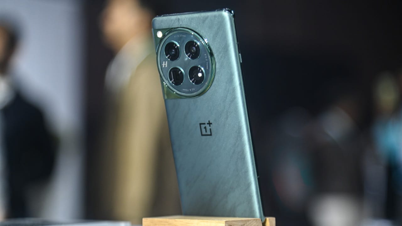 വമ്പൻ ബാറ്ററിയും 100 വാട്ട് ചാർജിംഗും സഹിതം വൺ പ്ലസ് 13 ഉടൻ വിപണിയിലെത്തുമെന്ന് റിപ്പോർട്ട്. കമ്പനി ഇത് ഔദ്യോഗികമായി സ്ഥിരീകരിച്ചിട്ടില്ലെങ്കിലും ഇത്തരത്തിലാണ് പുറത്തുവരുന്ന റിപ്പോർട്ടുകൾ. 100 വാട്ട് വയേർഡ് ചാർജിംഗും 50 വാട്ട് വയർലസ് ചാർജിംഗും ഫോണിലുണ്ടാവും. (Image Credits - Getty Images)