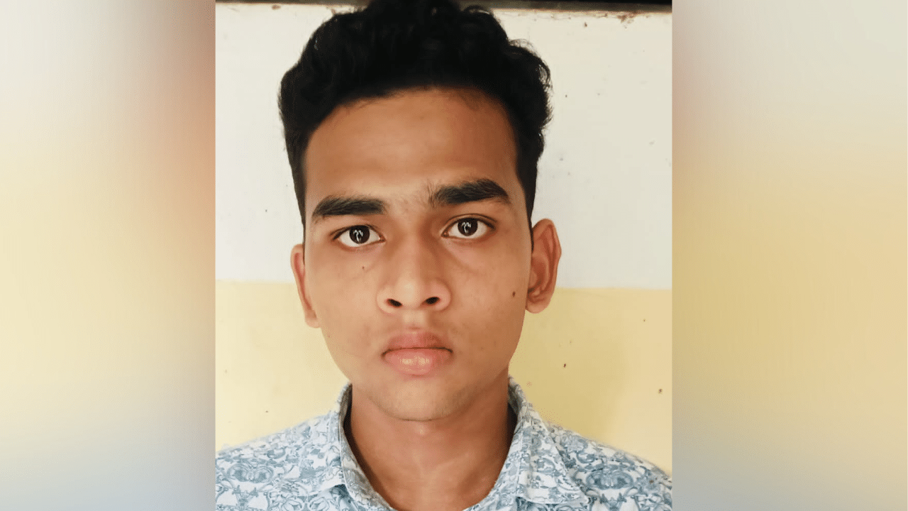Palakkad Police Assault Case: മാരകായുധവുമായി പോലീസ് സ്റ്റേഷനിലേക്ക് കയറി ഉദ്യോഗസ്ഥരെ ആക്രമിക്കാൻ ശ്രമിച്ചു; 19 വയസുകാരന് രണ്ടര വർഷം തടവ് Palakkad Police Assault Case: മാരകായുധവുമായി പോലീസ് സ്റ്റേഷനിലേക്ക് കയറി ഉദ്യോഗസ്ഥരെ ആക്രമിക്കാൻ ശ്രമിച്ചു; 19 വയസുകാരന് രണ്ടര വർഷം തടവ്