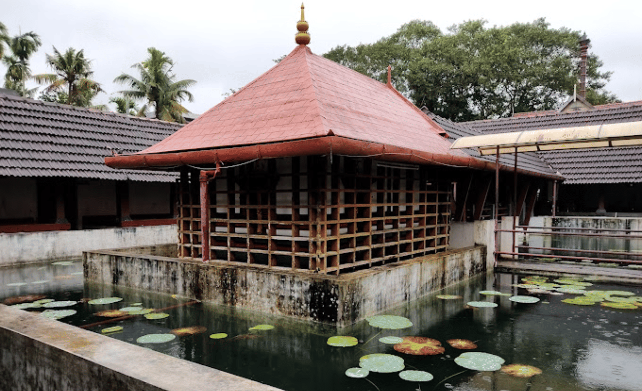 പറവൂര്‍ ദക്ഷിണ മൂകാംബിക ക്ഷേത്രം: എറണാകുളം ജില്ലയിലെ വടക്കൻ പറവൂരിൽ സ്ഥിതി ചെയ്യുന്ന പ്രശസ്തമായ സരസ്വതി ക്ഷേത്രമാണ് ദക്ഷിണ മൂകാംബിക ക്ഷേത്രം. ക്ഷേത്രത്തിലെ പ്രശസ്തമായ നവരാത്രി സംഗീതോത്സവത്തിൽ ഏകദേശം ആയിരക്കണക്കിന് ആളുകൾ പങ്കെടുക്കുന്നു. (Image Credits: Dakshina Mookambika Temple/ Social Media)