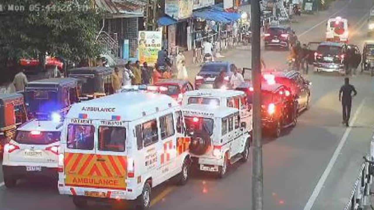 Pinarayi Vijayans Convoy Met Accident: സ്കൂട്ടര് യാത്രക്കാരിയെ രക്ഷിക്കാൻ ബ്രേക്കിട്ടു; മുഖ്യമന്ത്രിയുടെ എസ്കോർട്ട് വന്ന 5 വാഹനങ്ങൾ അപകടത്തിൽപ്പെട്ടു Pinarayi Vijayans Convoy Met Accident: സ്കൂട്ടര് യാത്രക്കാരിയെ രക്ഷിക്കാൻ ബ്രേക്കിട്ടു; മുഖ്യമന്ത്രിയുടെ എസ്കോർട്ട് വന്ന 5 വാഹനങ്ങൾ അപകടത്തിൽപ്പെട്ടു