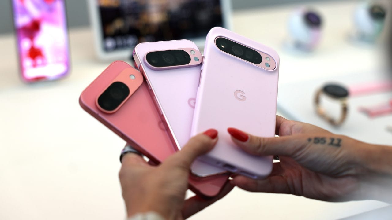 ഗൂഗിൾ പിക്സലിൻ്റെ പ്രത്യേക ഫീച്ചറുകൾ എല്ലാ ആൻഡ്രോയ്ഡ് ഫോണുകളിലേക്കും വ്യാപിപ്പിക്കാനൊരുങ്ങി ഗൂഗിൾ. പിക്സൽ 9 സീരീസിന് മാത്രമായി നൽകിയ ജെമിനി എഐ ഫീച്ചറുകളാണ് എല്ലാ ആൻഡ്രോയ്ഡ് ഫോണുകളിലേക്കും ഗൂഗിൾ വ്യാപിപ്പിക്കാനൊരുങ്ങുന്നത്. (Image Credits - Justin Sullivan/Getty Images)