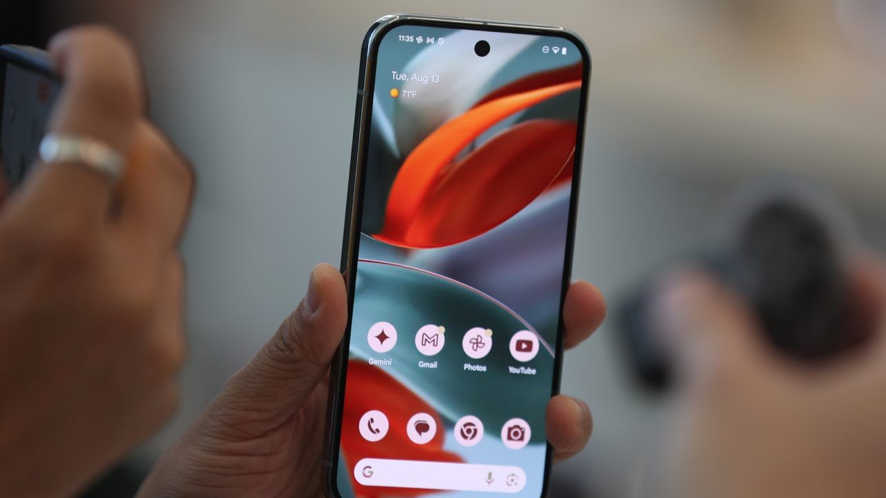 ചോദ്യങ്ങൾക്ക് ഉത്തരം നൽകാനും ഏതെങ്കിലും വിഷയങ്ങളിൽ ചർച്ച നടത്താനുമൊക്കെ എഐ അസിസ്റ്റൻ്റിന് സാധിക്കും. നേരത്തെ ഗൂഗിൾ പിക്സൽ 9 ഉപഭോക്താക്കൾക്ക് മാത്രമായി ലഭിച്ചിരുന്ന ഈ ഫീച്ചർ എല്ലാ ആൻഡ്രോയ്ഡ് ഉപഭോക്താക്കൾക്കും ലഭ്യമാക്കാനാണ് ഗൂഗിളിൻ്റെ ആലോചന. (Image Credits - Justin Sullivan/Getty Images)