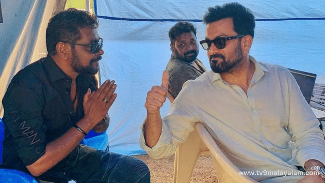 ചിത്രത്തിൻ്റെ നിർമ്മാതാവ് ആന്റണി പെരുമ്പാവൂരും പൃഥ്വിയും സിനിമാ ചിത്രീകരണത്തിനിടെയുള്ള ഫോട്ടോയുമാണ് പൃഥ്വി പങ്കുവെച്ചത്. ചിത്രത്തിന് കൊടുത്ത രസകരമായ അടിക്കുറിപ്പാണ് ആരാധകരിൽ ചിരിയുണർത്തുന്നത്. കൈകൂപ്പി ഇരിക്കുന്ന ആന്റണി പെരുമ്പാവൂർ പറയുന്നതായിട്ടാണ് പൃഥ്വി കുറിപ്പിട്ടിരിക്കുന്നത്.(Image Credits: Instagram)