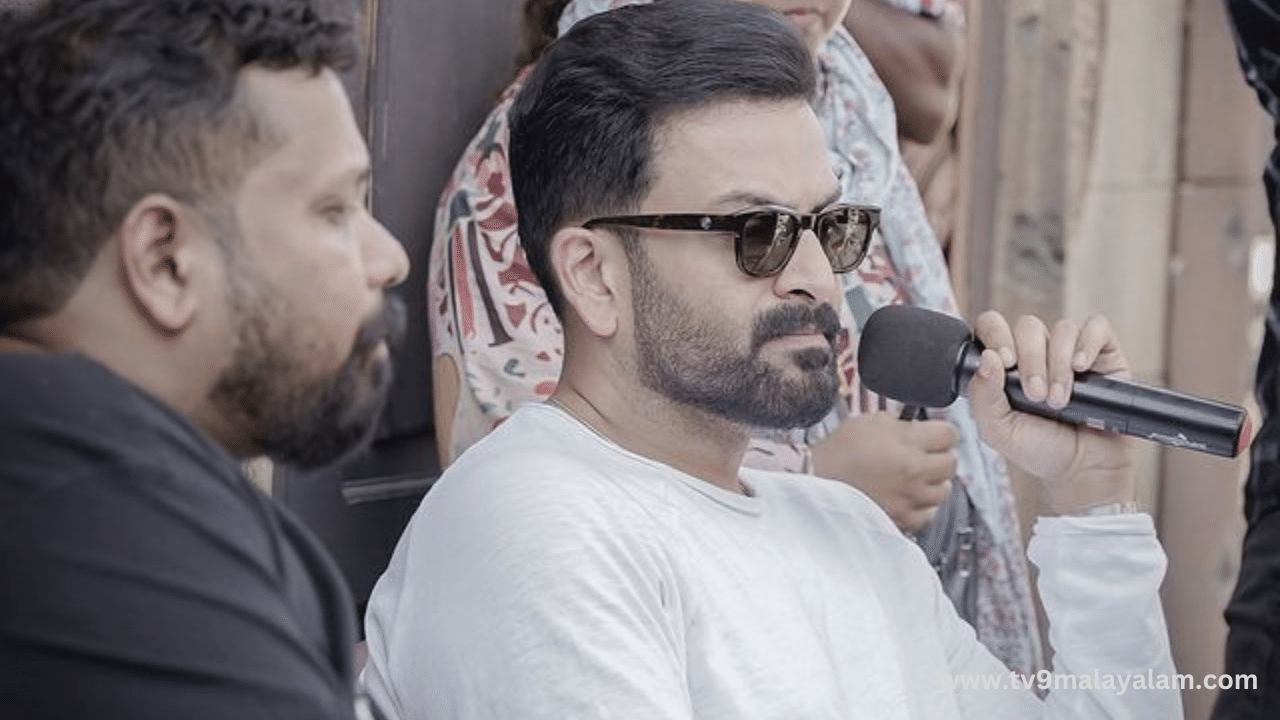 അടുത്തിടെ എത്തിയ പൃഥ്വിരാജിന്റെ ക്യാരക്ടർ പോസ്റ്ററും സാമൂഹിക മാധ്യമങ്ങളിൽ വൻ വൈറലായിരുന്നു. അടുത്തത് ലാലേട്ടന്റെ ക്യാരക്ടർ പോസ്റ്റർ വരട്ടെ എന്ന തരത്തിലുള്ള കമന്റുകളും ഇതിനെ വ്യാപകമായിരുന്നു. എന്നാൽ ഇപ്പോൾ പൃഥ്വിരാജ് പങ്കുവെച്ച ഫോട്ടോയും അതിനുള്ള അടിക്കുറിപ്പുമാണ് ആരാധകരിൽ ചിരിപടർത്തുന്നത്. (Image Credits: Instagram)