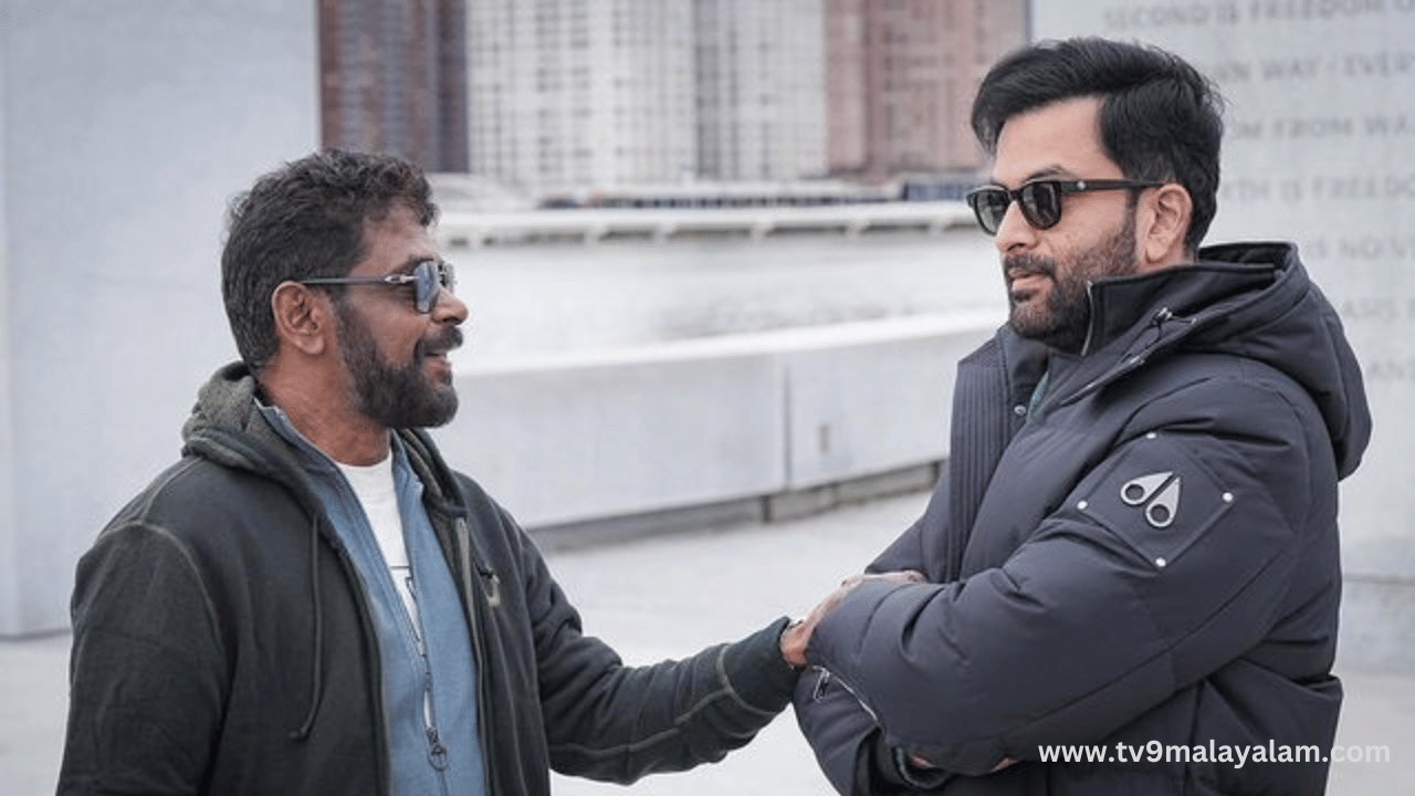 സിനിമാപ്രേമികൾ ഏറെ പ്രതീക്ഷയോടെ കാത്തിരിക്കുന്ന ചിത്രങ്ങളിൽ ഒന്നാണ് മോഹൻലാലിനെ നായകനാക്കി പൃഥ്വിരാജ് സംവിധാനം ചെയ്യുന്ന എമ്പുരാൻ. ചിത്രത്തിന്റെ ഓരോ അപ്ഡേഷനുകൾക്കും സാമൂഹിക മാധ്യമങ്ങളിൽ വൻ വരവേല്പാണ് ആരാധകർ നൽക്കുന്നത്. (Image Credits: Instagram) 
