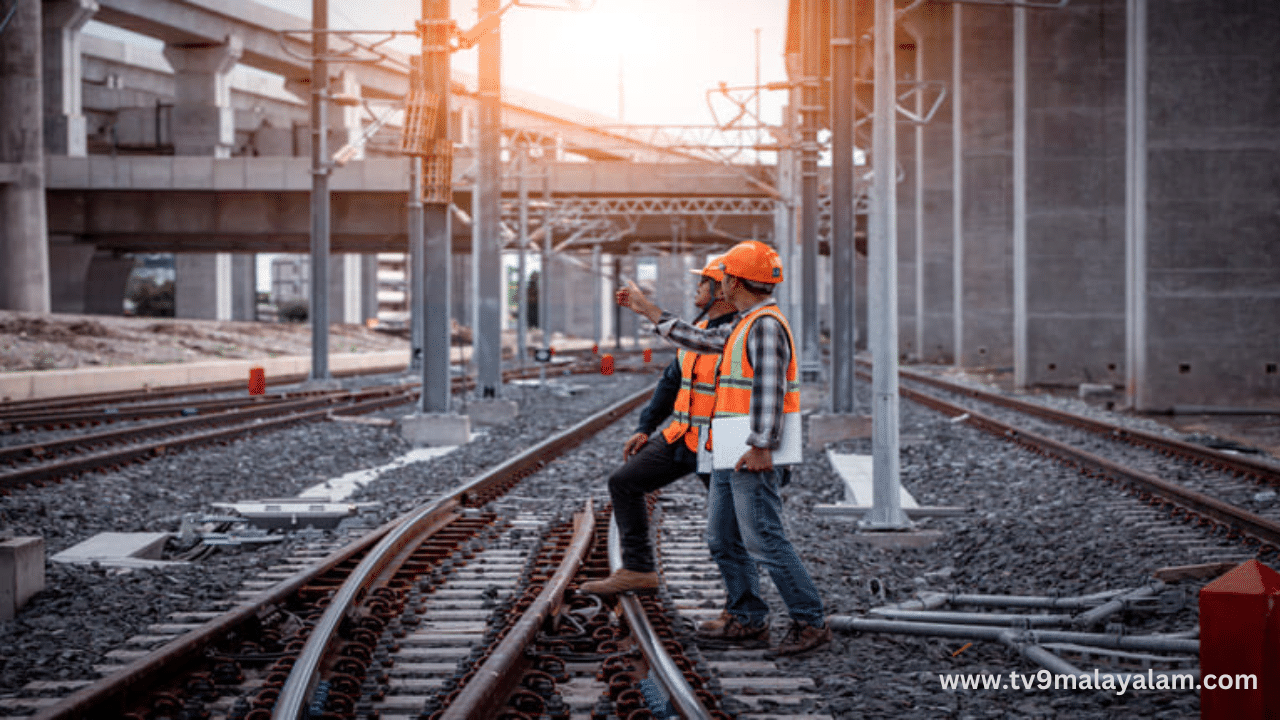 Railway Recruitment: യുവാക്കൾക്ക് റെയിൽവേ ജോലി അന്യമാകുമോ? വിരമിച്ചവരെ തിരിച്ചെടുക്കാൻ നടപടി Railway Recruitment: യുവാക്കൾക്ക് റെയിൽവേ ജോലി അന്യമാകുമോ? വിരമിച്ചവരെ തിരിച്ചെടുക്കാൻ നടപടി