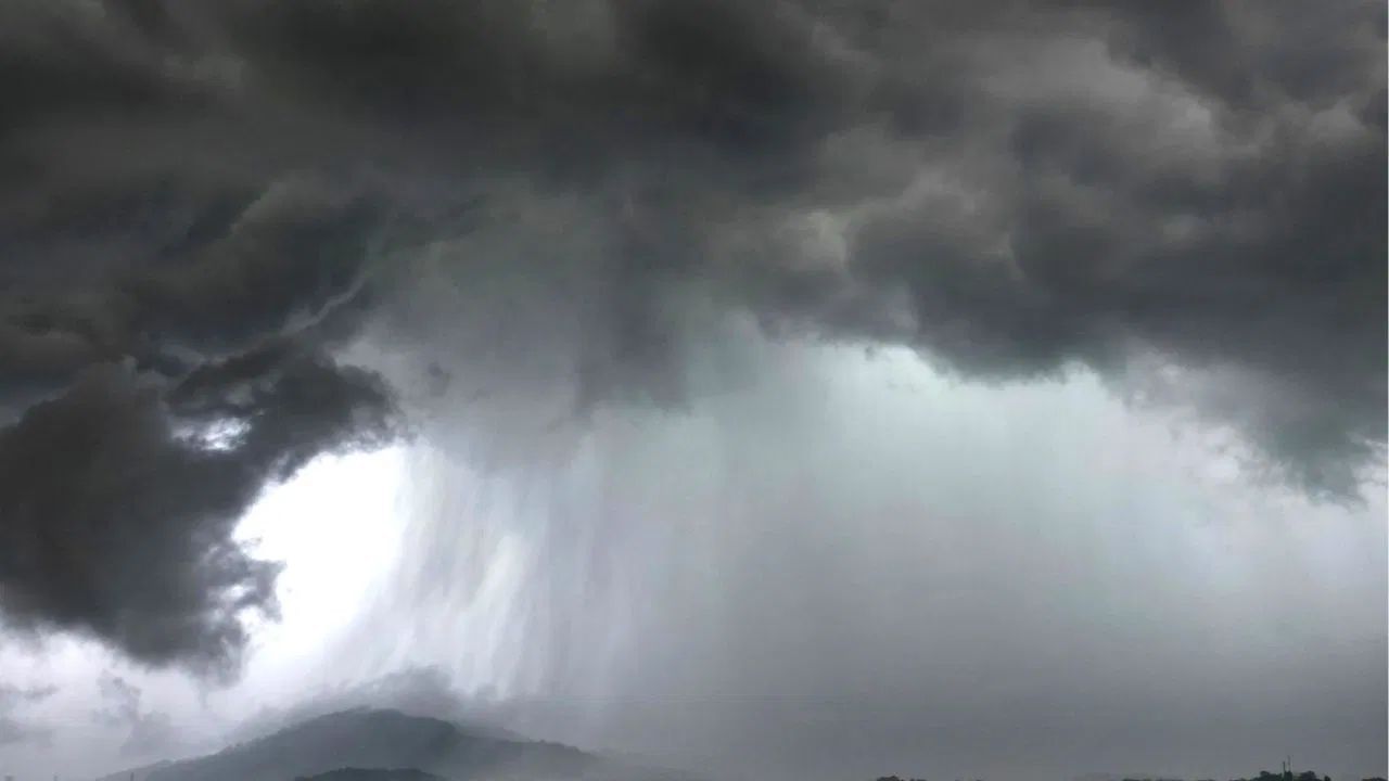 Cyclone Dana: ‘ദന’ കേരളത്തിന് ഭീഷണിയാകുമോ? തുലാമഴ ശക്തിയോടെ തുടരും Cyclone Dana: ‘ദന’ കേരളത്തിന് ഭീഷണിയാകുമോ? തുലാമഴ ശക്തിയോടെ തുടരും