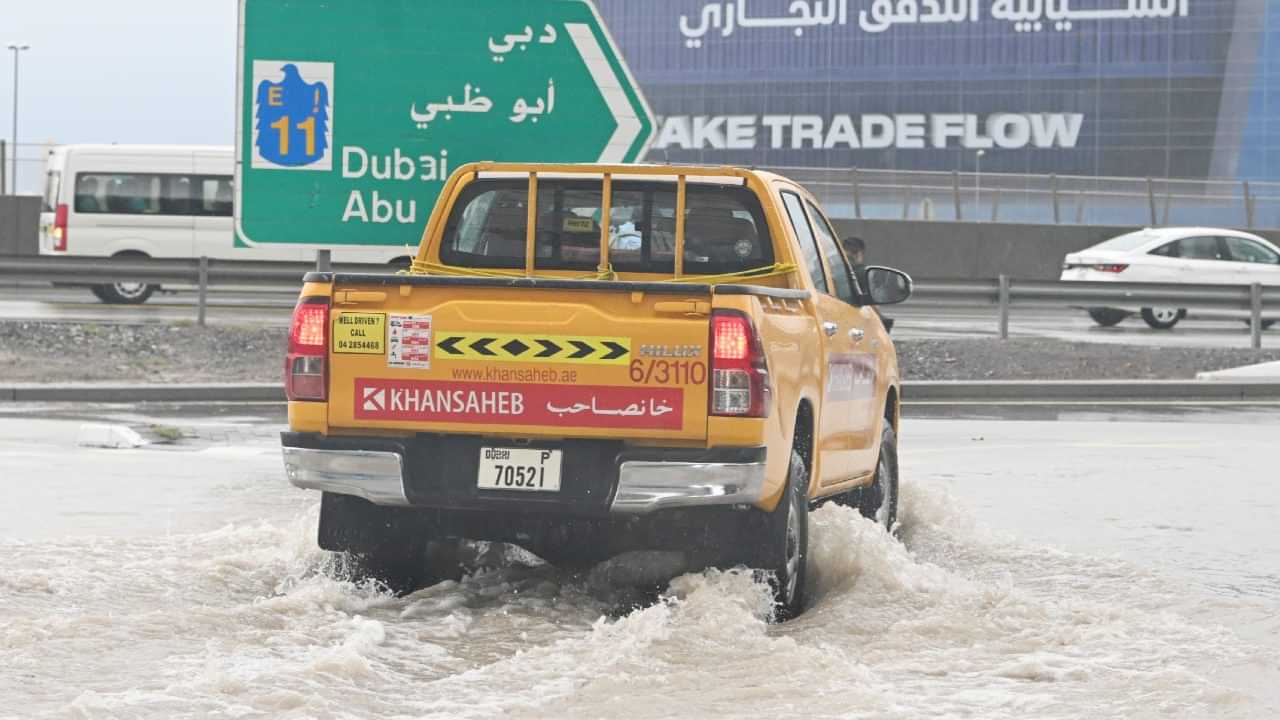 UAE Weather Alert : യുഎഇയിലെ വിവിധയിടങ്ങളിൽ മഴ തുടരും; മുന്നറിയിപ്പുമായി കാലാവസ്ഥാ വകുപ്പ്