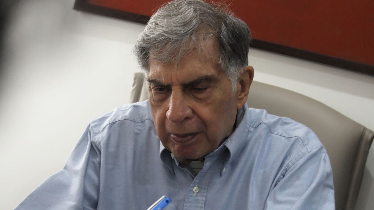 മൃതശരീരം കഴുകന്മാര്‍ ഭക്ഷിക്കുന്നത് അന്തിമ ജീവകാരുണ്യ പ്രവര്‍ത്തനമായാണ് പാഴ്‌സികള്‍ വിശ്വസിക്കുന്നത്. മരണം ഭൗതിക ശരീരത്തിന്റെ മലിനീകരണമാണെന്നും അവര്‍ വിശ്വസിക്കുന്നു. എന്നാല്‍ പലതരം വെല്ലുവിളികള്‍ കാരണം ചില കുടുംബങ്ങള്‍ ഇപ്പോള്‍ ശവസംസ്‌കാരം തിരഞ്ഞെടുക്കുന്നുണ്ട്. (Himanshu Bhatt/NurPhoto via Getty Images)