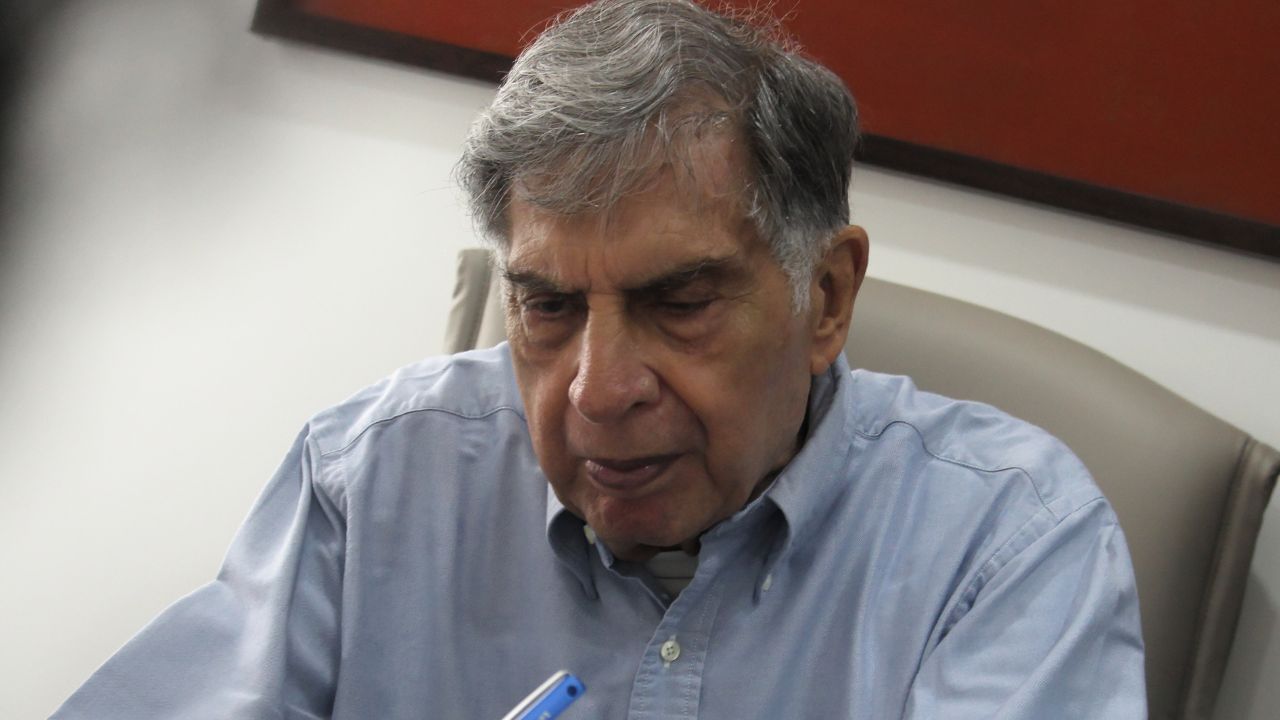 മൃതശരീരം കഴുകന്മാര്‍ ഭക്ഷിക്കുന്നത് അന്തിമ ജീവകാരുണ്യ പ്രവര്‍ത്തനമായാണ് പാഴ്‌സികള്‍ വിശ്വസിക്കുന്നത്. മരണം ഭൗതിക ശരീരത്തിന്റെ മലിനീകരണമാണെന്നും അവര്‍ വിശ്വസിക്കുന്നു. എന്നാല്‍ പലതരം വെല്ലുവിളികള്‍ കാരണം ചില കുടുംബങ്ങള്‍ ഇപ്പോള്‍ ശവസംസ്‌കാരം തിരഞ്ഞെടുക്കുന്നുണ്ട്. (Himanshu Bhatt/NurPhoto via Getty Images)