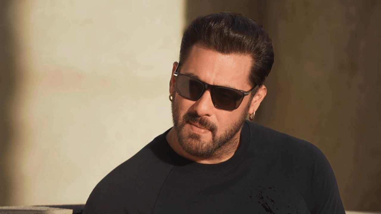 അഭിനയത്തിൽ മാത്രമല്ല അവതരണത്തിലും തന്റെ മികവ് തെളിയിച്ചയാളാണ് ബോളിവുഡ് താരം സൽമാൻ ഖാൻ. താരം വാങ്ങുന്ന പ്രതിഫലമാണ് ഇപ്പോൾ മാധ്യമങ്ങളിൽ ചർച്ചയാകുന്നത്. ഇന്ത്യയിൽ പല ഭാഷകളിലായി നടക്കുന്ന ബിഗ്‌ബോസ് ഷോയ്ക്ക് ഒട്ടേറെ ആരാധകരാണുള്ളത്. നൂറ് ദിവസം നീണ്ടു നിൽക്കുന്ന ഈ പരിപാടി പല ഭാഷകളിലായി അവിടുത്തെ പ്രമുഖ താരങ്ങളാണ് അവതരിപ്പിക്കുന്നത്. മലയാളത്തിൽ മോഹൻ ലാൽ, തമിഴിൽ വിജയ് സേതുപതി (മുൻപ് കമൽ ഹാസൻ), തെലുങ്കിൽ നാഗാർജുന, ഹിന്ദിയിൽ സൽമാൻ ഖാൻ തുടങ്ങി ലിസ്റ്റ് ഇനിയും നീളുന്നു. (Image Credits: Salman Khan Facebook)