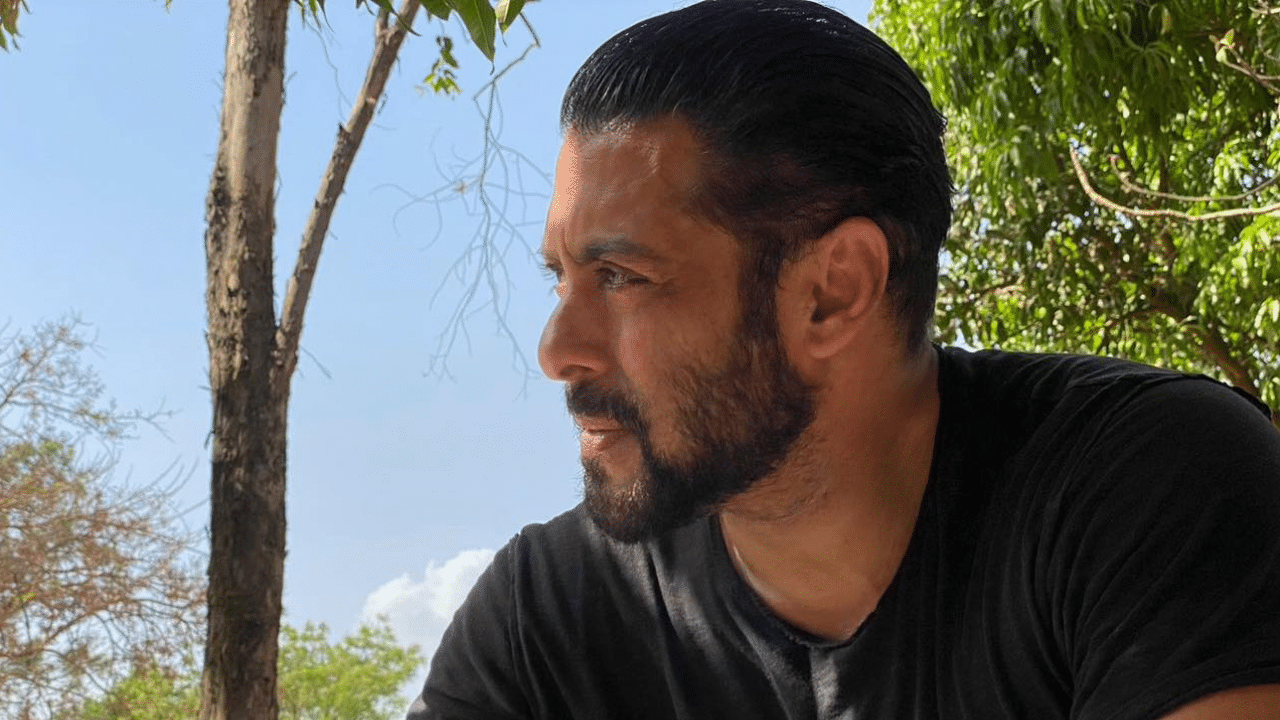ബിഗ്ബോസ് പരിപാടിയിൽ പങ്കെടുക്കുന്നവർക്കും അവതരിപ്പിക്കുന്നവർക്കും ലഭിക്കുന്ന പ്രതിഫലം വളരെ ഉയർന്നതാണ്. നിലവിൽ ഷോ ഹിന്ദി, മറാത്തി, തമിഴ്, തെലുങ്ക്, മലയാളം, കന്നഡ, ബംഗാളി എന്നിങ്ങനെ ഏഴ് ഭാഷകളിലാണ് നടക്കുന്നത്. ഇത്രയും ഭാഷകളിൽ ഷോ നടക്കുന്നുണ്ടെങ്കിലും, പ്രതിഫലത്തിന്റെ കാര്യത്തിൽ മുന്നിൽ നിൽക്കുന്നത് ബോളിവുഡ് മെഗാസ്റ്റാർ സൽമാൻ ഖാൻ തന്നെയാണെന്നാണ് റിപോർട്ടുകൾ സൂചിപ്പിക്കുന്നത്. (Image Credits: Salman Khan Facebook)