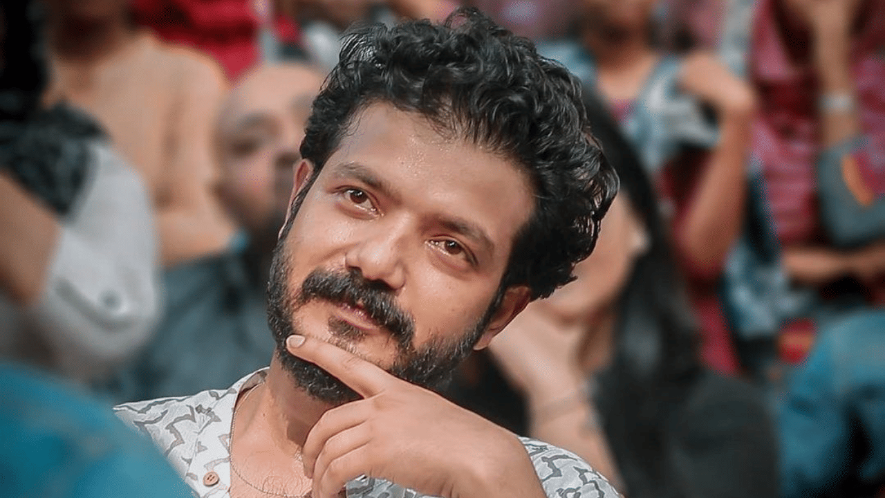 അവതാരകയെ അധിക്ഷേപിച്ച സംഭവത്തെ തുടർന്ന് ശ്രീനാഥ് ഭാസിക്ക് നിർമാതാക്കളുടെ സംഘടന വിലക്ക് ഏർപ്പെടുത്തിയിരുന്നു. പിന്നീട് രണ്ട് മാസങ്ങൾക്ക് ശേഷം വിലക്ക് നീക്കിയെങ്കിലും, വൈകാതെ തന്നെ വീണ്ടും രംഗത്തെത്തി. ഷൈൻ നിഗത്തിന്റെയും, ശ്രീനാഥ് ഭാസിയുടെയും പേരെടുത്ത് പറഞ്ഞാണ് നിർമാതാക്കളുടെ സംഘടന വിമർശനമുന്നയിച്ചത്.  (Image Credits: Sreenath Bhasi Facebook)