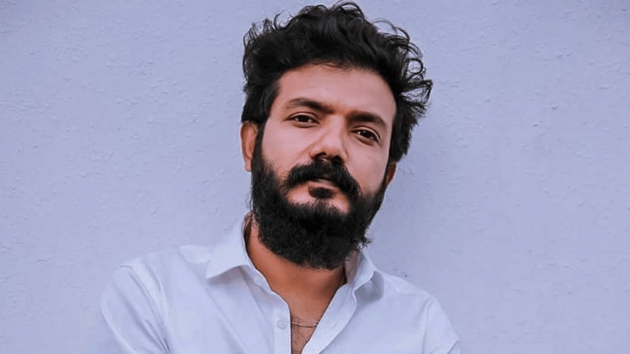 ശ്രീനാഥ് ഭാസി ഒരേസമയം പലരുടെയും സിനിമകൾക്ക് ഡേറ്റ് നൽകുന്നു, ഷൂട്ടിങ്ങിന് കൃത്യ സമയത്ത് സെറ്റിലെത്തില്ല, വിളിച്ചാൽ ഫോണെടുക്കില്ല തുടങ്ങിയ ആരോപണങ്ങളാണ് ഭാസിക്കെതിരെ നിർമാതാക്കളുടെ സംഘടന ഉന്നയിച്ചത്. ഏതെല്ലാം സിനിമകൾക്ക് ഡേറ്റ് കൊടുത്തിട്ടുണ്ടെന്ന് അദ്ദേഹത്തിന് പോലും അറിയില്ലെന്നും അന്ന് നിർമാതാക്കൾ ആരോപിച്ചിരുന്നു. (Image Credits: Social Media)