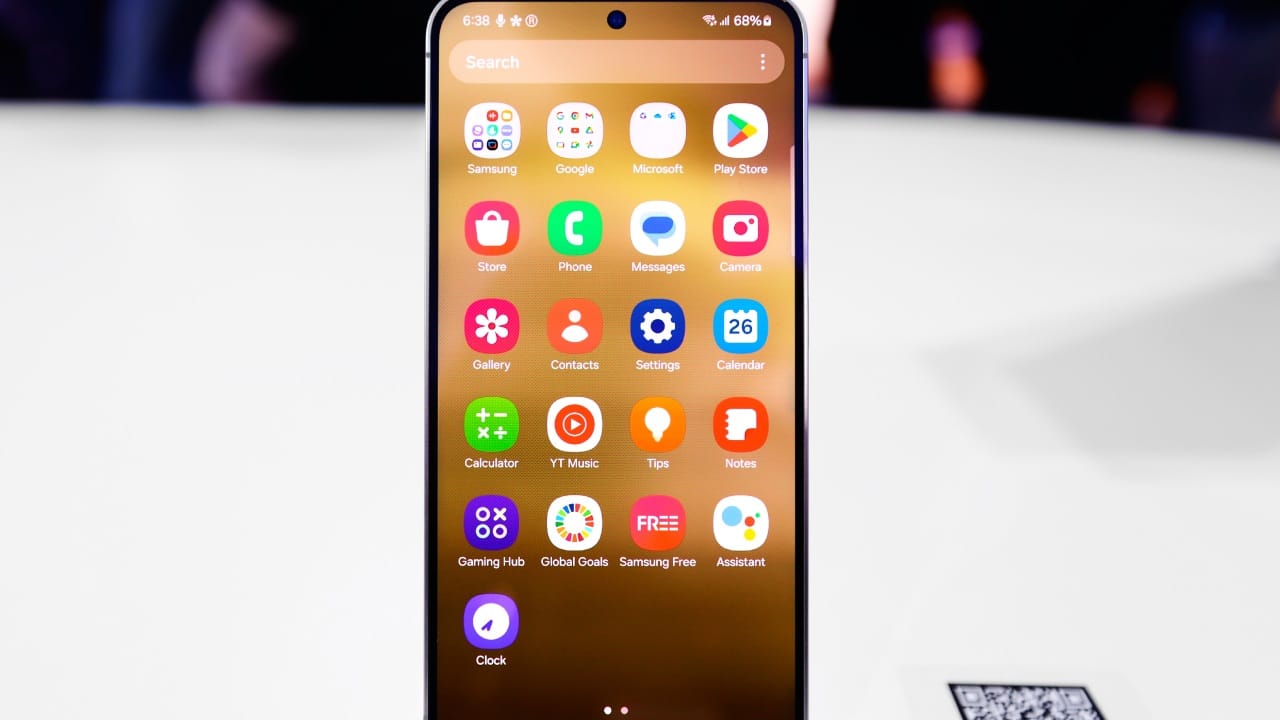 സാംസങ് ഗ്യാലക്സി എസ് പരമ്പരയിലെ അടുത്ത ഫോണിൽ ഉപയോഗിക്കുക പഴയ ഡിസ്പ്ലേ ടെക്നോളജിയെന്ന് റിപ്പോർട്ട്. ഫോണിൻ്റെ വില കുറയ്ക്കുക എന്ന ലക്ഷ്യത്തോടെ സാംസങ് പഴമയിലേക്ക് മടങ്ങുമെന്നാണ് റിപ്പോർട്ടുകൾ സൂചിപ്പിക്കുന്നത്. ഇതിൽ ഔദ്യോഗിക സ്ഥിരീകരണം വന്നിട്ടില്ല. (Image Credits - Getty Images)