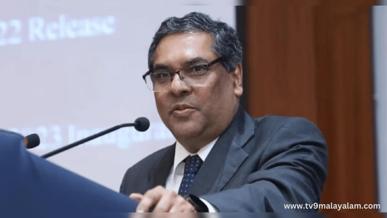 സുപ്രീം കോടതി ചീഫ് ജസ്റ്റിസായി ജസ്റ്റിസ് സഞ്ജീവ് ഖന്നയെ നിയമിച്ചതായി കേന്ദ്രസർക്കാർ അറിയിച്ചു. നവംബർ പത്തിന് ചീഫ് ജസ്റ്റിസ് ചന്ദ്രചൂഡ് വിരമിക്കുന്ന സാഹചര്യത്തിലാണ് ജസ്റ്റിസ് ഖന്നയെ നിയമിക്കുന്നത്. നവംബർ 11ന് സഞ്ജീവ് ഖന്ന സുപ്രീം കോടതിയുടെ 51-ാം ചീഫ് ജസ്റ്റിസായി ജസ്റ്റിസ് ചുമതലയേൽക്കും. (Image Credits:Social Media)
