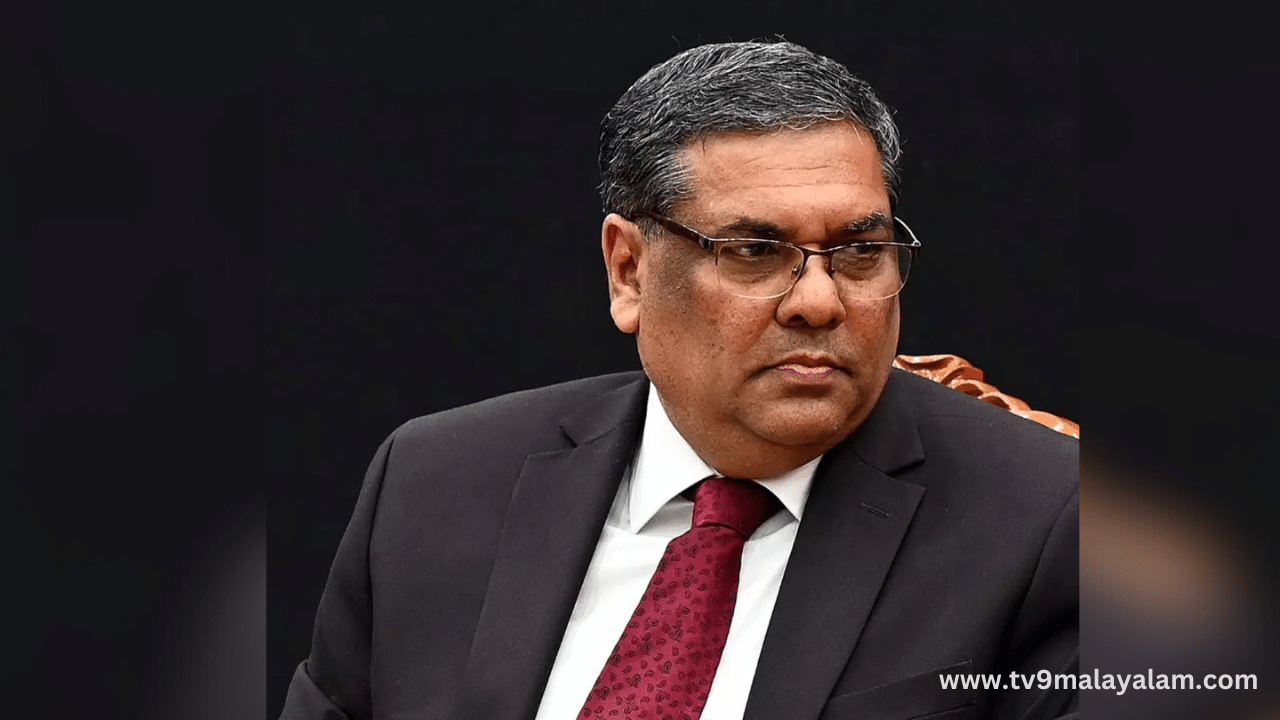 മെയ് മാസത്തിൽ, മുൻ ഡൽഹി മുഖ്യമന്ത്രി അരവിന്ദ് കെജ്രിവാളിന് ലോക്സഭാ തിരഞ്ഞെടുപ്പ് പ്രചാരണത്തിന് ഇടക്കാല ജാമ്യം അനുവദിച്ചുകൊണ്ടുള്ള ജസ്റ്റിസ് ഖന്നയുടെ ഉത്തരവ് വലിയ രീതിയിൽ വാർത്തകളിൽ ഇടംപിടിച്ചിരുന്നു. (Image Credits:Social Media)