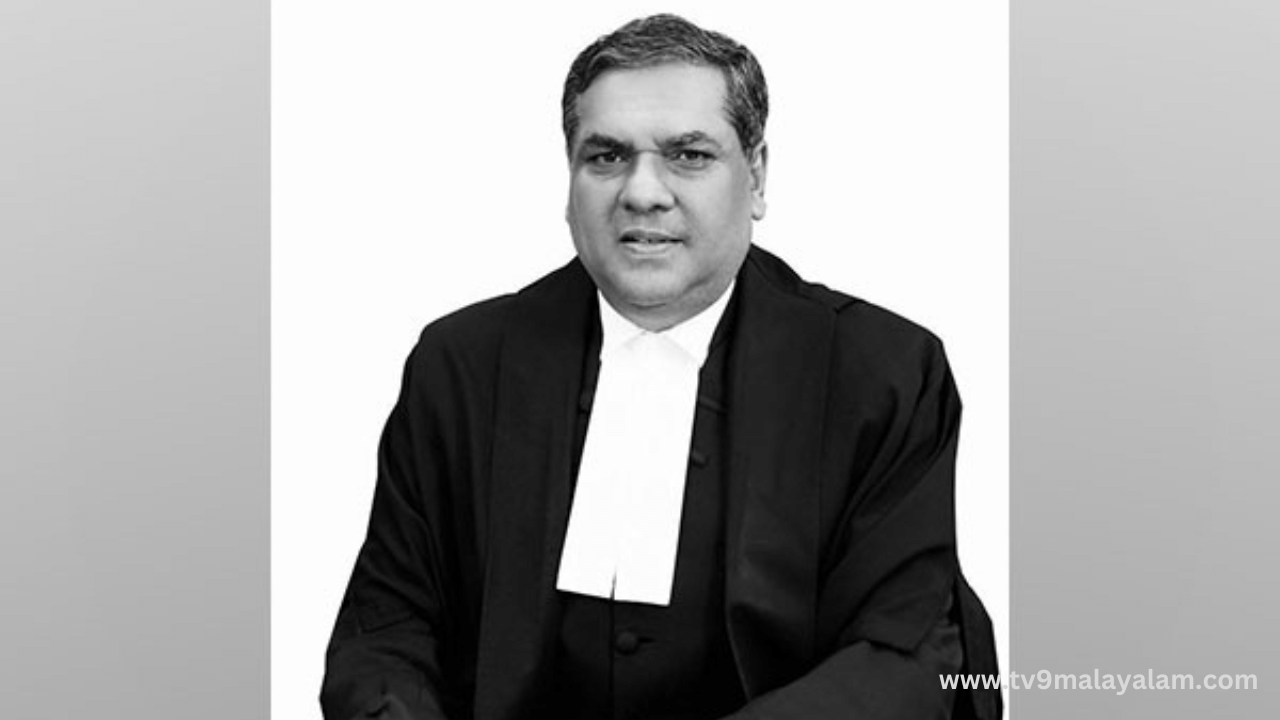 സുപ്രീം കോടതി ജഡ്ജിയായിരിക്കെ തന്നെ രാഷ്ട്രീയമായ നിരവധി കേസുകളുടെ ബെഞ്ചുകൾക്ക് അദ്ദേഹം നേതൃത്വം നൽകിയിട്ടുണ്ട്. ആം ആദ്മി പാർട്ടി (എഎപി) നേതാക്കൾ ഉൾപ്പെട്ട ഡൽഹി മദ്യനയ കേസ് അദ്ദേഹത്തിൻ്റെ ബെഞ്ച് കൈകാര്യം ചെയ്തിട്ടുണ്ട്. (Image Credits:Social Media)