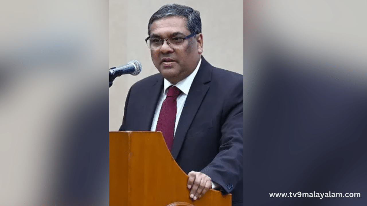 സുപ്രീം കോടതി ജഡ്ജിയായ ജസ്റ്റിസ് ഖന്ന 2025 മേയ് 13ന് വിരമിക്കാനിരിക്കെയാണ് നിയമനം. അതിനാൽ ചീഫ് ജസ്റ്റിസ് പദവിയിൽ അദ്ദേഹം ആറുമാസം മാത്രമാണ് ഉണ്ടാവുക. 2019 ജനുവരി 18-ന് ഡൽഹി ഹൈക്കോടതിയിൽ നിന്നാണ് ജസ്റ്റിസ് ഖന്നയെ സുപ്രീം കോടതിയിലേക്ക് നിയമിക്കുന്നത്. (Image Credits:Social Media)