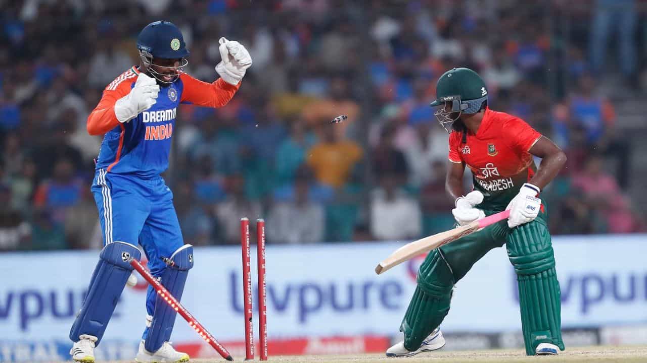 Sanju Samson : ആഹാ... സഞ്ജുവിന് ഇതും വശമുണ്ടോ? മത്സരത്തിനിടെ റിയാൻ പരാഗിന് നിർദേശം നൽകിയത് ബംഗാളി ഭാഷയിൽ