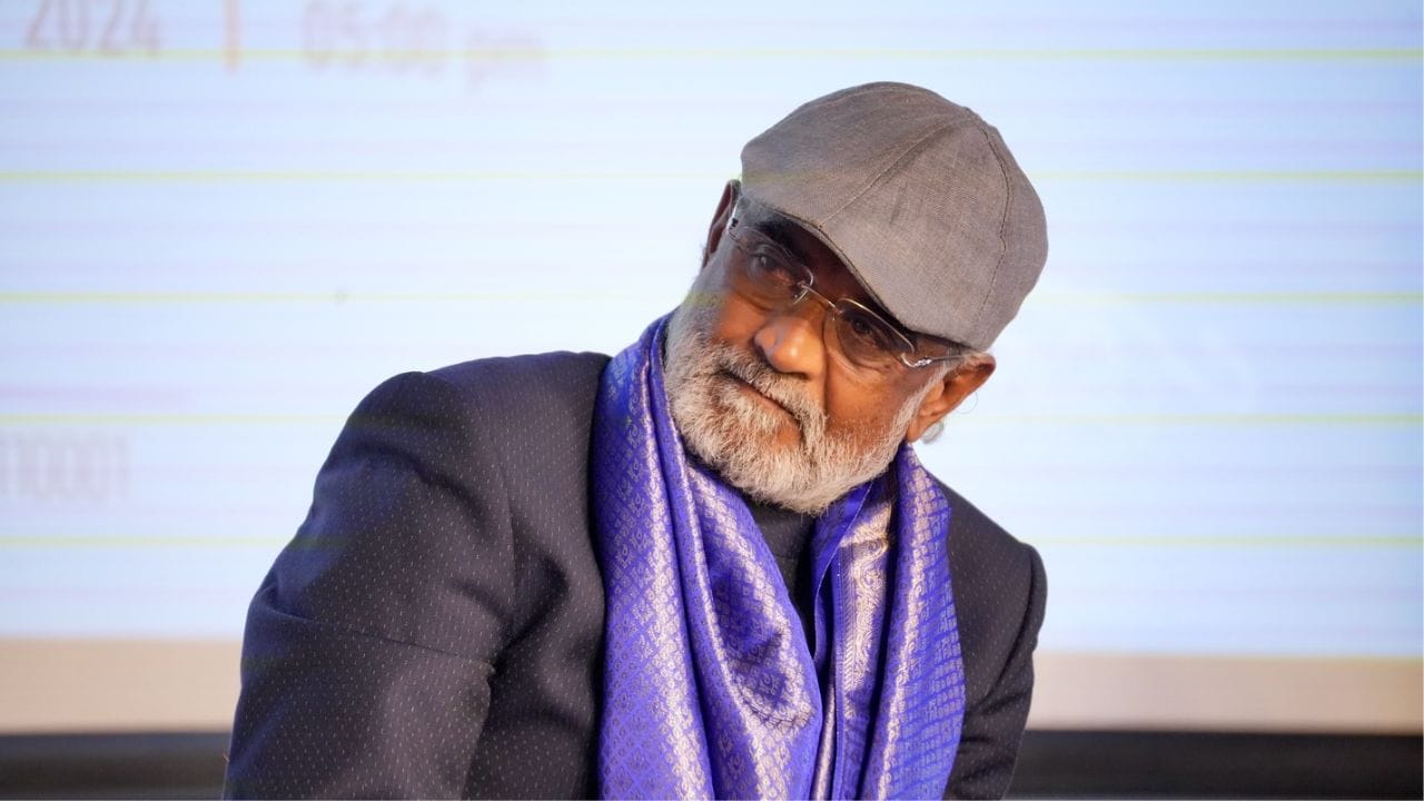 സ്വന്തം ജീവനക്കാര്ക്ക് വ്യത്യസ്തമായ ദീപാവലി ഗിഫ്റ്റുകള് നല്കുന്ന വ്യവസായിയാണ് സാവ്ജി ധൊലാകിയ. 12,000 കോടി വിലമതിക്കുന്ന വജ്ര വ്യാപാര ശൃംഖലയുടെ ഉടമാണ് ധൊലാകിയ. സൂറത്തിലെ വജ്ര നിര്മാണ കയറ്റുമതി കമ്പനികളിലൊന്നായ ഹരി കൃഷ്ണ എക്സ്പോര്ട്ട് പ്രൈവറ്റ് ലിമിറ്റഡിന്റെ സ്ഥാപകനും ചെയര്മാനുമാണ് അദ്ദേഹം. (Image Credits: Facebook)