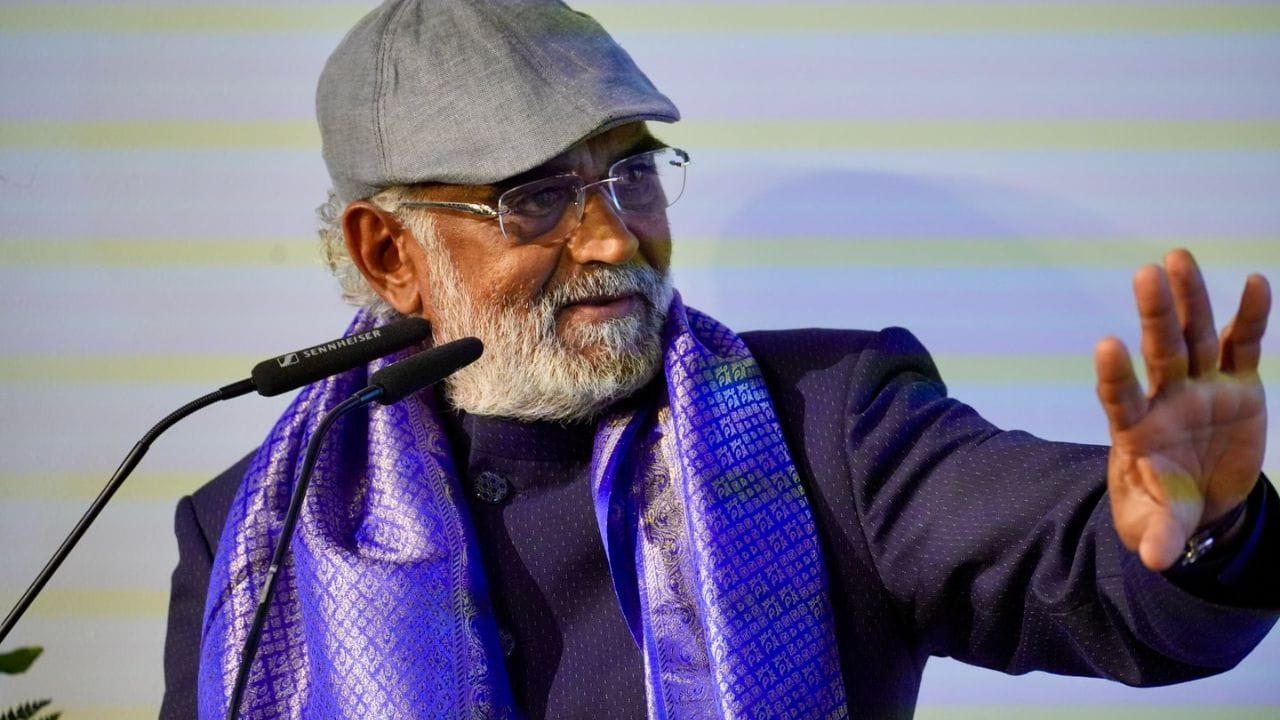 ധൊലാകിയ തന്റെ കമ്പനിയിലെ ജീവനക്കാരെ സ്വന്തം കുടുംബാംഗങ്ങളെ പോലെ തന്നെയാണ് കാണുന്നത്. ജീവനക്കാരെയും അവരുടെ കുടുംബത്തെ എല്ലാ വര്ഷവും ധൊലാകിയ വിനോദ യാത്രയ്ക്ക് അയക്കാറുമുണ്ട്. (Imagce Credits: Facebook)