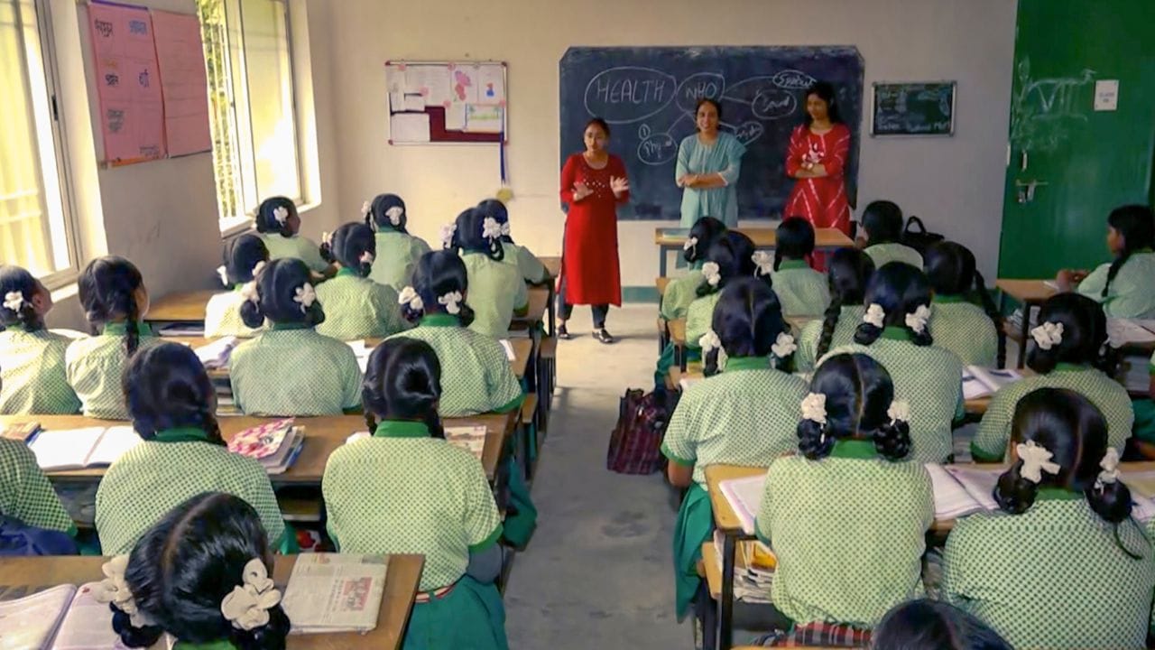 പുജ വെപ്പുമായി ബന്ധപ്പെട്ട് സംസ്ഥാനത്തെ വിദ്യാഭ്യാസ സ്ഥാപനങ്ങള്‍ക്ക് ഒക്ടോബര്‍ 11ന് അവധി. മുന്‍ വര്‍ഷങ്ങളിലെല്ലാം ദുര്‍ഗാഷ്ടമി ദിനത്തിലാണ് പൂജയ്ക്ക് വെക്കാറുള്ളതെങ്കിലും ഇത്തവണ രണ്ട് ദിവസങ്ങളിലായി സൂര്യോദയത്തിന് തൃതീയ വരുന്നതുകൊണ്ട് അഷ്ടമി സന്ധ്യയ്ക്ക് വരുന്ന ഒക്ടോബര്‍ 10നാണ് പൂജയ്ക്ക് വെക്കുന്നത്. (Image Credits: PTI)