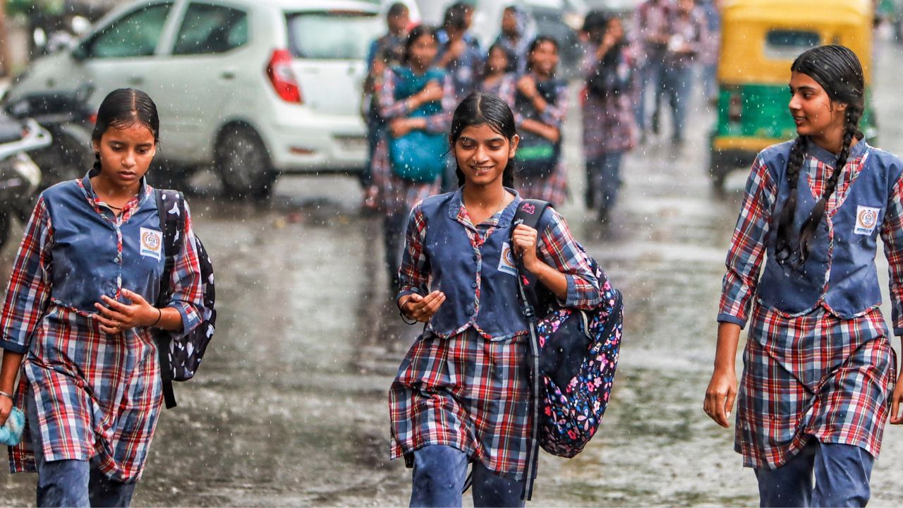നേരത്തെ കലണ്ടറില് ഉണ്ടായിരുന്നത് ഒക്ടോബര് 10നാണ് അവധി എന്നായിരുന്നു. എന്നാല് പുസ്തകങ്ങള് പൂജ വെച്ചതിന് ശേഷമുള്ള ദിവസം സര്ക്കാര് അവധി ദിനമായി പ്രഖ്യാപിക്കണമെന്ന് കാണിച്ച് അധ്യാപക സംഘടനയായ എന്ടിയു മന്ത്രിക്ക് നിവേദനം നല്കിയതിന് പിന്നാലെയാണ് ഉത്തരവിറങ്ങിയത്. (Image Credits: PTI)