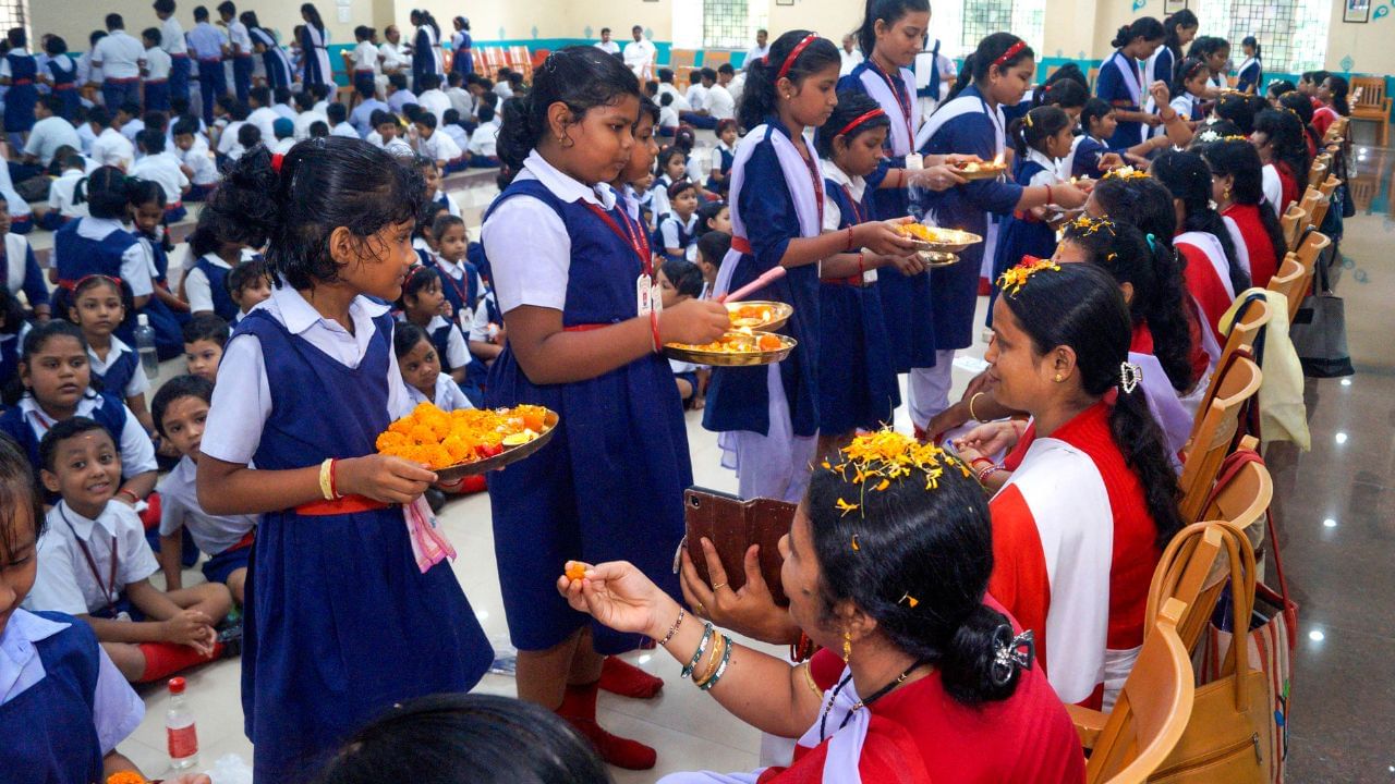 മാത്രമല്ല, ഈ വര്ഷം മഹാനവമിയും വിജയദശമിയും വരുന്നത് പ്രവൃത്തിദിനങ്ങളില് അല്ലാത്തതിനാല് ഒരേയൊരു അവധി മാത്രമാണ് പൂജവെപ്പുമായി ബന്ധപ്പെട്ട് ലഭിക്കുന്നത്. (Image Credits: PTI)