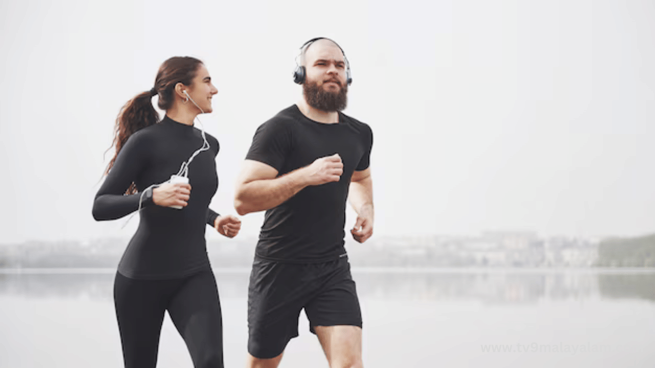 ഇന്നത്തെ ജീവിതശൈലിയിൽ പലർക്കും വ്യായാമം അത്യാവശ്യ ഘടകമാണ്. വെളുപ്പിനെ ഉണർന്നെഴുന്നേറ്റ് ആ തണുപ്പിലും ശാന്തതയിലും പുറത്തിറങ്ങി അരമണിക്കൂറെങ്കിലും നടക്കുന്നത് നിങ്ങളുടെ ആരോഗ്യത്തിനും ഊർജ്ജത്തിനും വളരെയധികം നല്ലതാണ്. നടത്തം കഴിഞ്ഞെത്തുമ്പോഴേക്കും ഒന്ന് ഉഷാറാവുകയും ചെയ്യും. (Image Credits: Freepik)