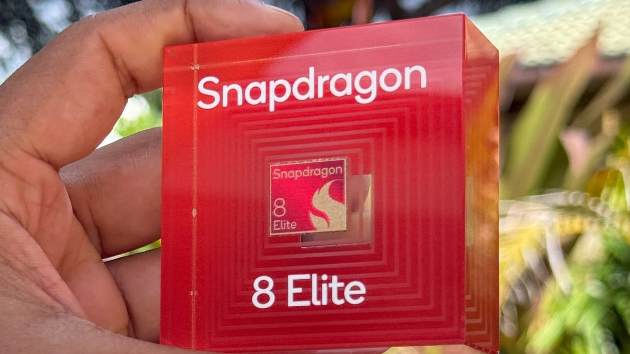 ഐകൂവിന് പിന്നാലെ സ്നാപ്ഡ്രാഗണിൻ്റെ ഏറ്റവും പുതിയ ചിപ്സെറ്റുമായി വൺപ്ലസും. വൺപ്ലസ് 13 ആണ് ഐകൂ 13നെതിരെ മത്സരിക്കാൻ രംഗത്തിറങ്ങുന്നത്. സ്നാപ്ഡ്രാഗൺ 8 എലീറ്റ് ചിപ്സെറ്റിൽ തന്നെയാണ് വൺപ്ലസ് 13നും പ്രവർത്തിക്കുന്നത്. ക്യാമറയിലും വൺപ്ലസ് ഐകൂവിനോട് മുട്ടിനിൽക്കും. (Image Courtesy - Social Media)