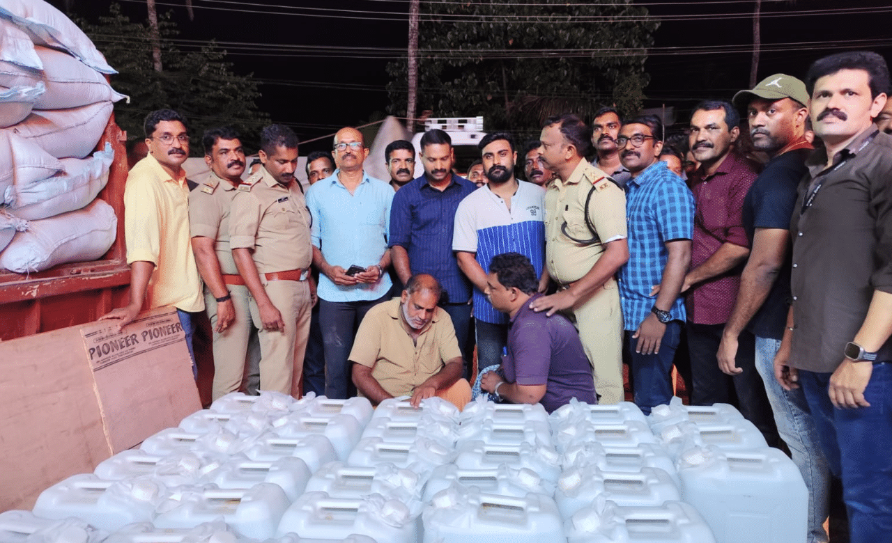 Spirit Seized: പെരുമ്പാവൂരിൽ വൻ സ്പിരിറ്റ് വേട്ട ; 1850 ലിറ്റർ സ്പിരിറ്റുമായി രണ്ട് പേർ പിടിയിൽ Spirit Seized: പെരുമ്പാവൂരിൽ വൻ സ്പിരിറ്റ് വേട്ട ; 1850 ലിറ്റർ സ്പിരിറ്റുമായി രണ്ട് പേർ പിടിയിൽ