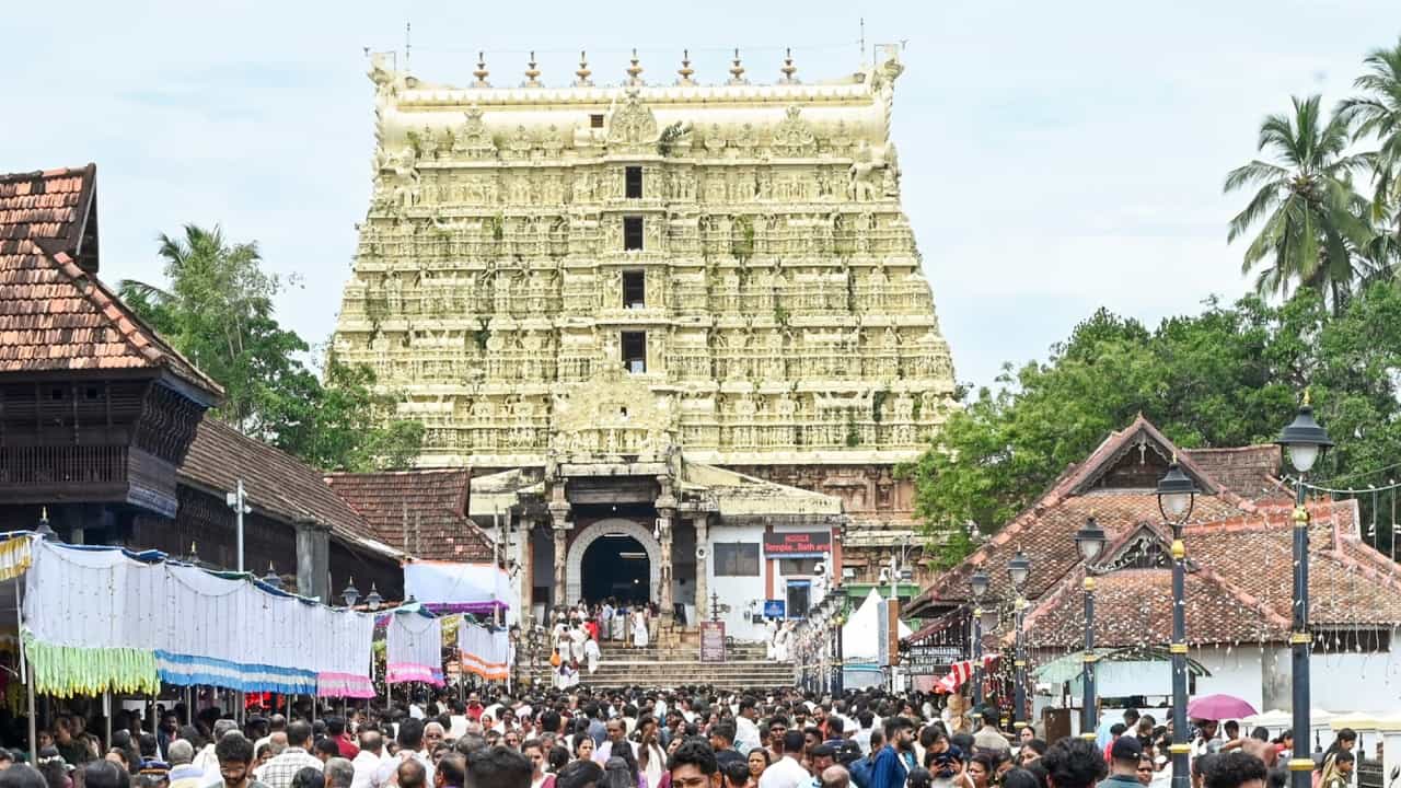 Padmanabha Swami Temple : ക്ഷേത്രത്തിലെ പാത്രം മോഷ്ടിച്ചതല്ല, നിലത്തുവീണപ്പോൾ എടുത്തുകൊണ്ട് പോയതാണെന്ന് മൊഴി; കേസെടുക്കുന്നില്ലെന്ന് പോലീസ് Padmanabha Swami Temple : ക്ഷേത്രത്തിലെ പാത്രം മോഷ്ടിച്ചതല്ല, നിലത്തുവീണപ്പോൾ എടുത്തുകൊണ്ട് പോയതാണെന്ന് മൊഴി; കേസെടുക്കുന്നില്ലെന്ന് പോലീസ്