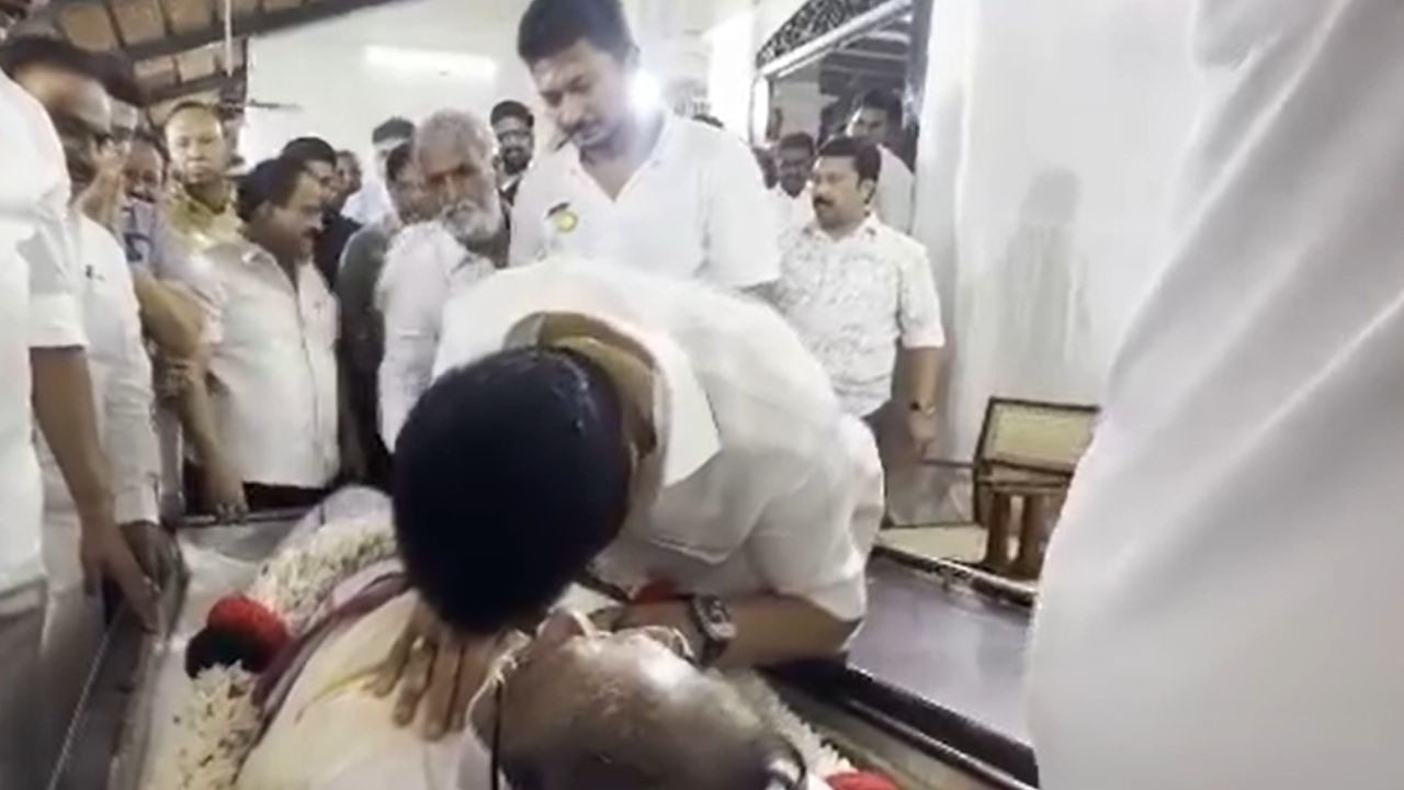 MK Stalin: ചാരിനില്ക്കാനുള്ള അവസാന തോളും നഷ്ടമായി; മുരശൊലി സെല്വന്റെ വിയോഗത്തില് വിങ്ങിപ്പൊട്ടി സ്റ്റാലിന് MK Stalin: ചാരിനില്ക്കാനുള്ള അവസാന തോളും നഷ്ടമായി; മുരശൊലി സെല്വന്റെ വിയോഗത്തില് വിങ്ങിപ്പൊട്ടി സ്റ്റാലിന്