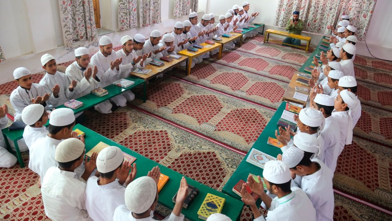 Madrasa Education : ‘മദ്രസകളുടെ കാര്യത്തിൽ മാത്രം എന്താണ് ആശങ്ക?; മറ്റ് മത വിഭാഗങ്ങൾക്ക് ബാധകമല്ലേ?’; ബാലാവകാശ കമ്മീഷനെതിരെ സുപ്രിം കോടതി Madrasa Education : ‘മദ്രസകളുടെ കാര്യത്തിൽ മാത്രം എന്താണ് ആശങ്ക?; മറ്റ് മത വിഭാഗങ്ങൾക്ക് ബാധകമല്ലേ?’; ബാലാവകാശ കമ്മീഷനെതിരെ സുപ്രിം കോടതി