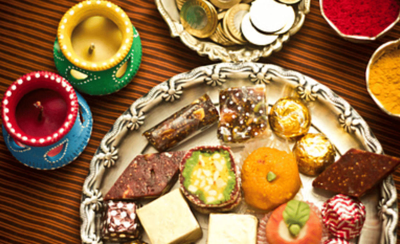 ദീപങ്ങളുടെ ഉത്സവം മാത്രമല്ല, മധുരങ്ങളുടെ ഉത്സവം കൂടിയാണ് ദീപാവലി. മധുരം അധികം കഴിക്കുന്നത് ശരീരത്തിന് ദോഷമാണെങ്കിലും ചിലത് അത്ര പ്രശ്നക്കാരല്ല. കലോറി കുറവുള്ള ശരീരത്തിന് ആവശ്യമായ പോഷകങ്ങൾ  നൽകുന്ന മധുര പലഹാരങ്ങളുണ്ട്. ഈ ദീപാവലിയ്ക്ക് അത്തരത്തിൽ കഴിക്കാവുന്ന മധുര പലഹാരങ്ങൾ നോക്കാം.... (Image Credits: Manogna Reddy)