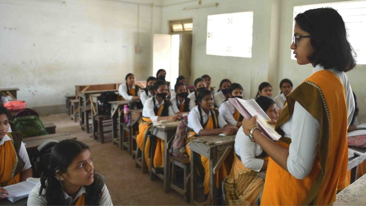 അധ്യാപകരുടെ ശബ്ദങ്ങളെ വിലമതിക്കുന്നു, വിദ്യാഭ്യാസത്തിനായുള്ള ഒരു പുതിയ സാമൂഹിക കരാറിലേക്ക്, എന്ന പ്രമേയത്തിലാണ് ഈ വര്ഷം അധ്യാപക ദിനം ആചരിക്കുന്നത്. 1966 ഒക്ടോബര് അഞ്ചിനാണ് അധ്യാപകരുടെ പ്രാധാന്യത്തെക്കുറിച്ചും അവരെ ബഹുമാനിക്കേണ്ടതിന്റെ ആവശ്യകതയെക്കുറിച്ചുമുള്ള യുനെസ്കോയുടെ ശുപാര്ശ പ്രത്യേക കമ്മിറ്റി അംഗീകരിക്കുന്നത്. (Geety Images)