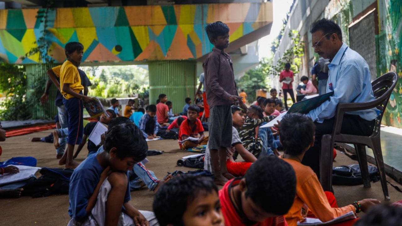 ഈ സംഭവത്തെ അനുസ്മരിക്കുന്നതിനായാണ് യുനെസ്കോ 1994 മുതല് ലോക അധ്യാപക ദിനം എല്ലാവര്ഷവും ആഘോഷിച്ച് തുടങ്ങിയത്. ലോക അധ്യാപക ദിനം നേട്ടങ്ങളുടെ കണക്കെടുക്കുന്നതിനും അധ്യാപകര് നേരിടുന്ന വെല്ലുവിളികളെ കുറിച്ച് കൂടുതല് പഠിക്കാനും ആഗോളതലത്തില് വിദ്യാഭ്യാസ ലക്ഷ്യങ്ങള് കൈവരിക്കുന്നതില് അധ്യാപകരുടെ പങ്കിനെ കുറിച്ച് അവബോധം സൃഷ്ടിക്കാനും ഈ അവ,രം പ്രയോജനപ്പെടുത്തുന്നുവെന്നാണ് യുനെസ്കോ വ്യക്തമാക്കുന്നത്. (Getty Images)