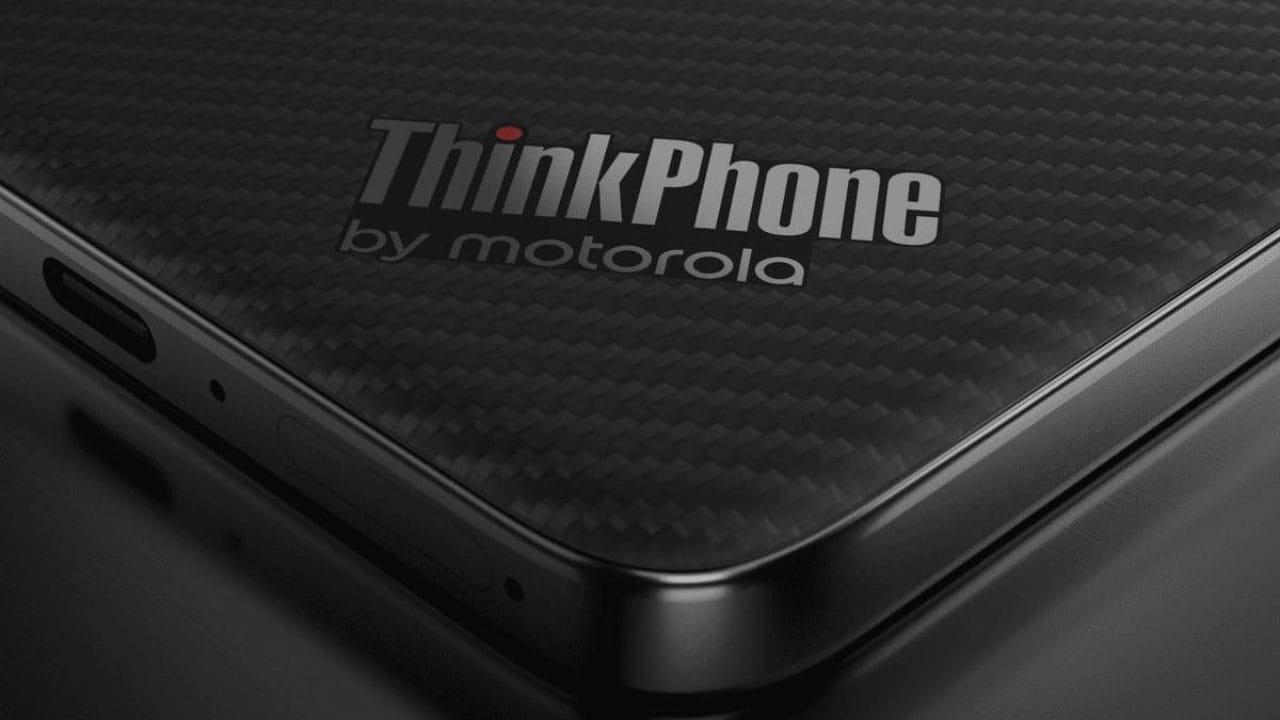 മോട്ടറോള തിങ്ക്ഫോൺ 25 വിപണിയിലെത്തി. ട്രിപ്പിൾ റിയർ ക്യാമറ, 5ജി, ഫാസ്റ്റ് ചാർജിങ് തുടങ്ങി വിവിച ഫീച്ചറുകളുമായാണ് തിങ്ക്ഫോൺ 25 ആഗോള വിപണിയിലെത്തിയത്. 8 ജിബി റാം + 256 ജിബി മെമ്മറി എന്ന ഒരു ഓപ്ഷനേ നിലവിൽ തിങ്ക്ഫോൺ 25നുള്ളൂ. 68 വാട്ട് ഫാസ്റ്റ് ചാർജിങും 15 വാട്ട് വയർലസ് ചാർജിങും ഫോണിൽ സപ്പോർട്ട് ചെയ്യും. (Image Courtesy - Social Media)