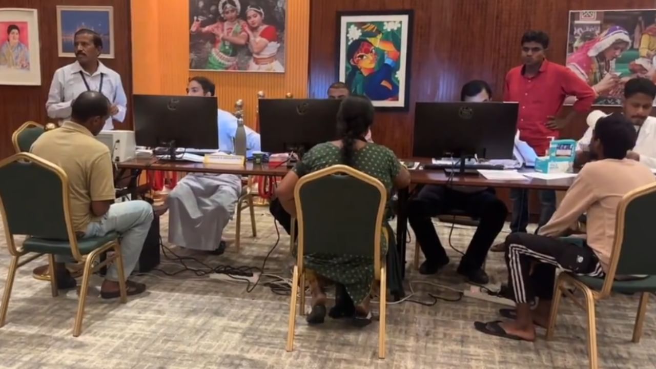 UAE Amnesty : യുഎഇ പൊതുമാപ്പ്; ദുബായ് കോൺസുലേറ്റിനെ സമീപിച്ചത് പതിനായിരത്തിലധികം ഇന്ത്യക്കാർ UAE Amnesty : യുഎഇ പൊതുമാപ്പ്; ദുബായ് കോൺസുലേറ്റിനെ സമീപിച്ചത് പതിനായിരത്തിലധികം ഇന്ത്യക്കാർ