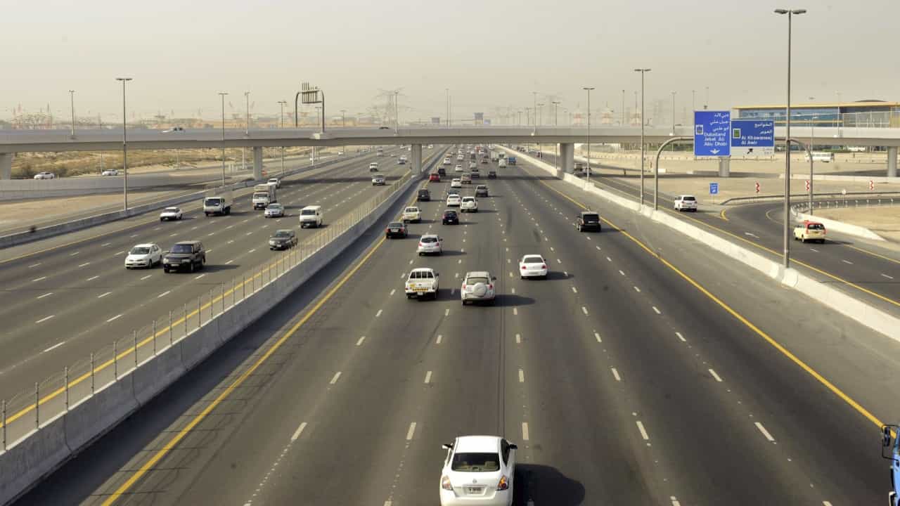 UAE Traffic Law : അലക്ഷ്യമായി റോഡിലൂടെ നടന്നാലും പിഴ; ട്രാഫിക് നിയമം കർക്കശമാക്കി യുഎഇ